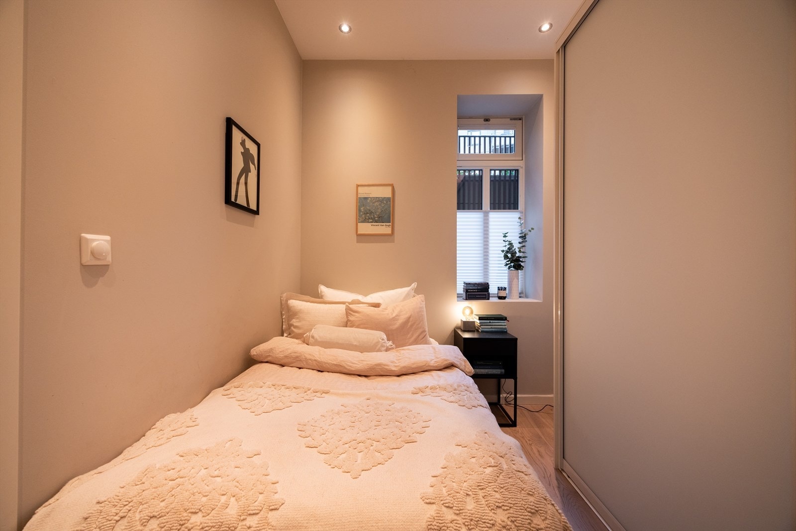 - Trivelig soverom som vender mot rolig bakgård - Galleribilde