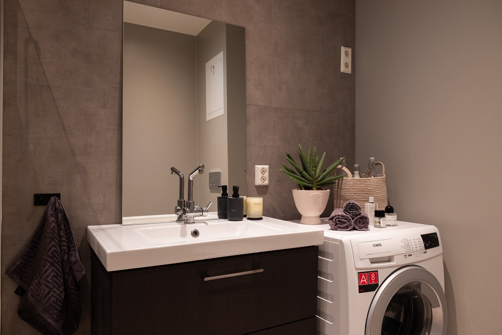 - Baderommet er innredet med vegghengt klosett, servant med innredning og dusjhjørne med svingbare glassdører. Opplegg for vaskemaskin. Balansert ventilasjon - Galleribilde