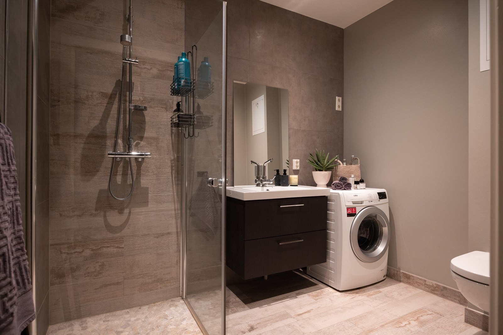 - Delikat, flislagt baderom fra 2015 med varme i gulvet og downlights i himling - Galleribilde