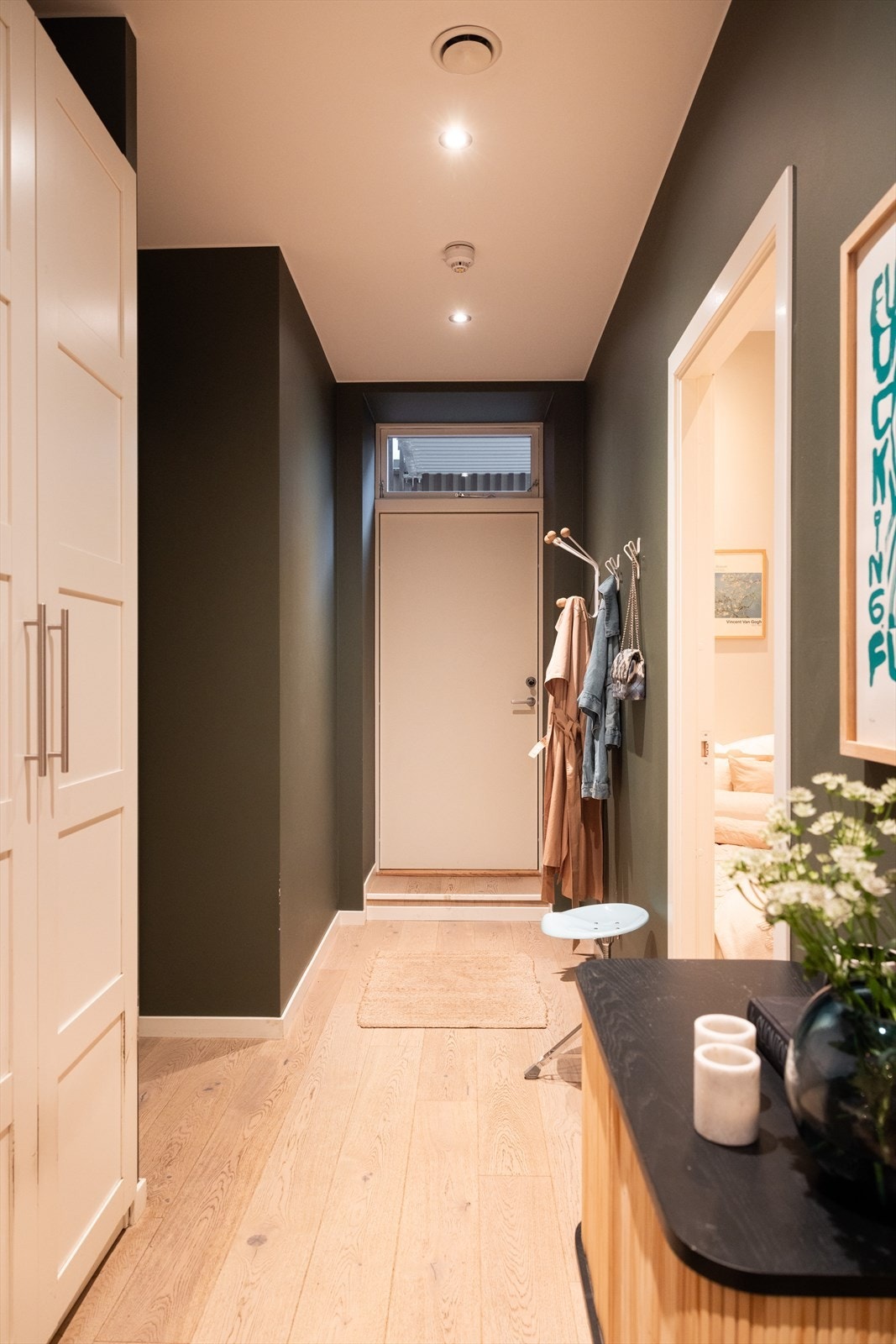 - Det første som møter deg er en lys og innbydende entré som gir et godt førsteinntrykk av leiligheten - Galleribilde