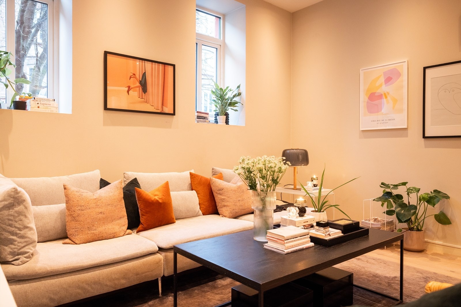 - Leiligheten er malt i delikate og tidsriktige farger - Galleribilde