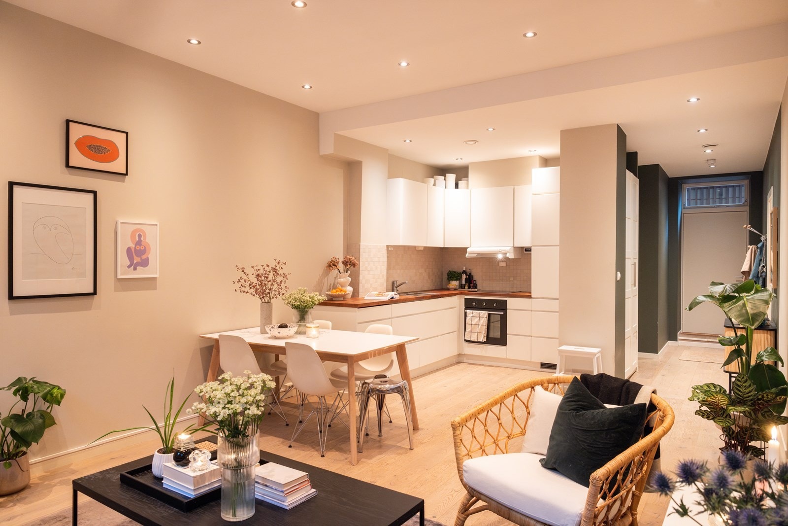 - Stuen har en åpen løsning mot kjøkkenet - Galleribilde