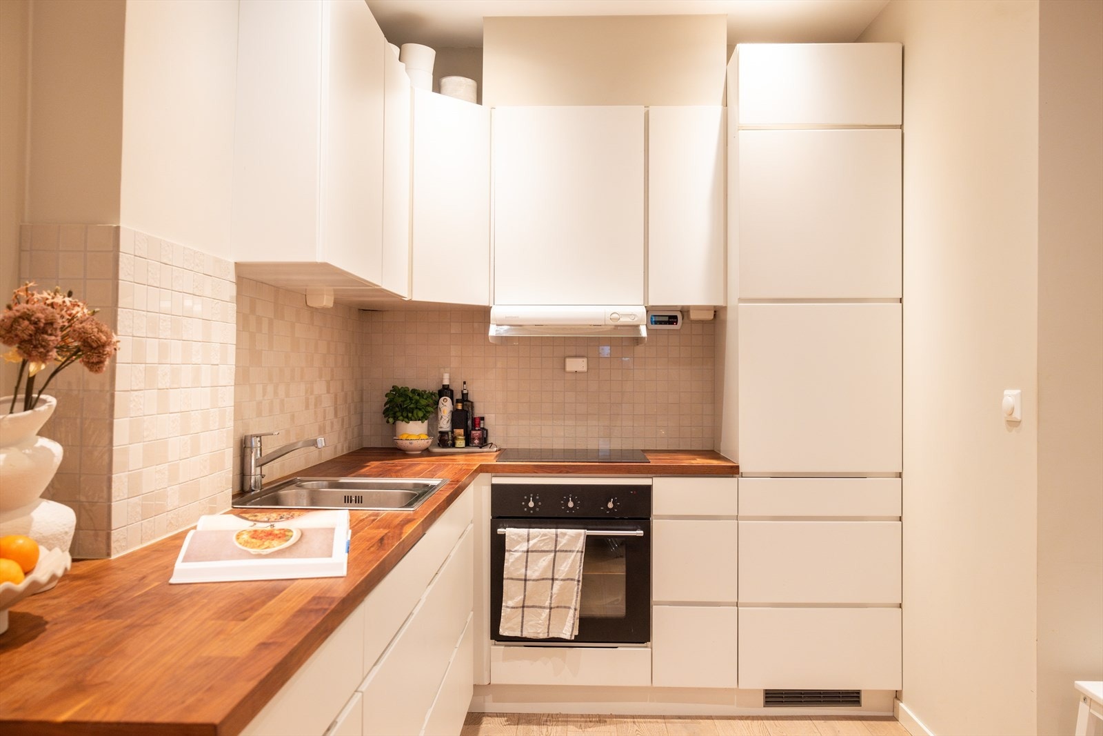 - Her har man godt med benk- og skapplass - Galleribilde