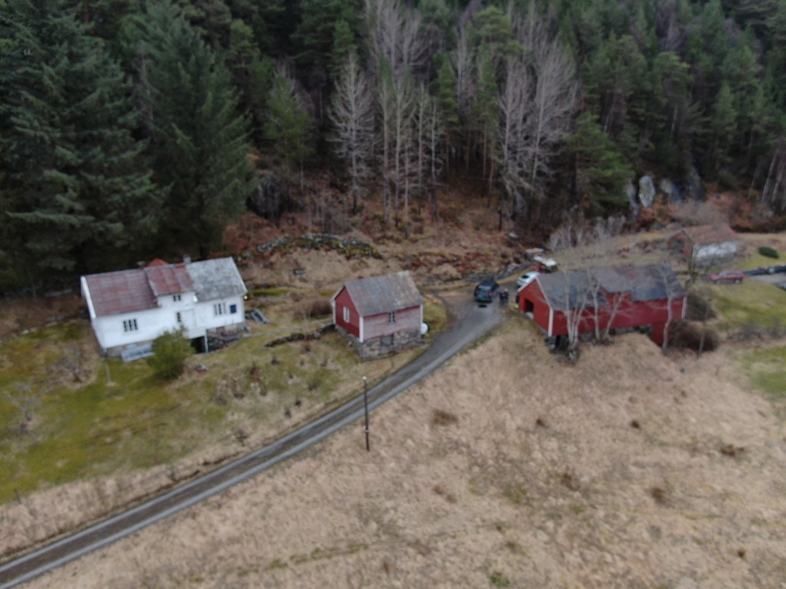 Tun med kårshus, garasje og løe. Galleribilde