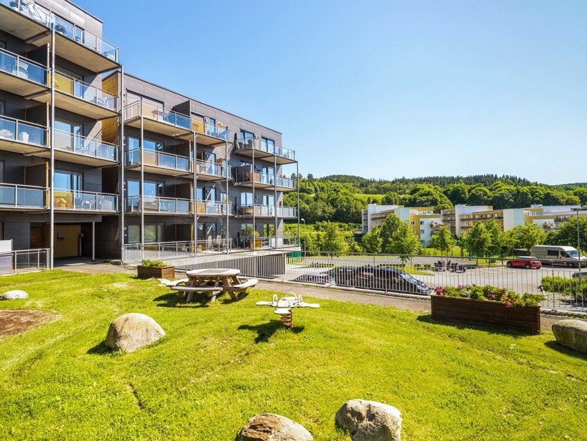 Her bor man i rolige og skjermede omgivelser, omkranset av flotte utomhusarealer, pent opparbeidet med gressplen, sitteplasser og interne gangstier. Galleribilde