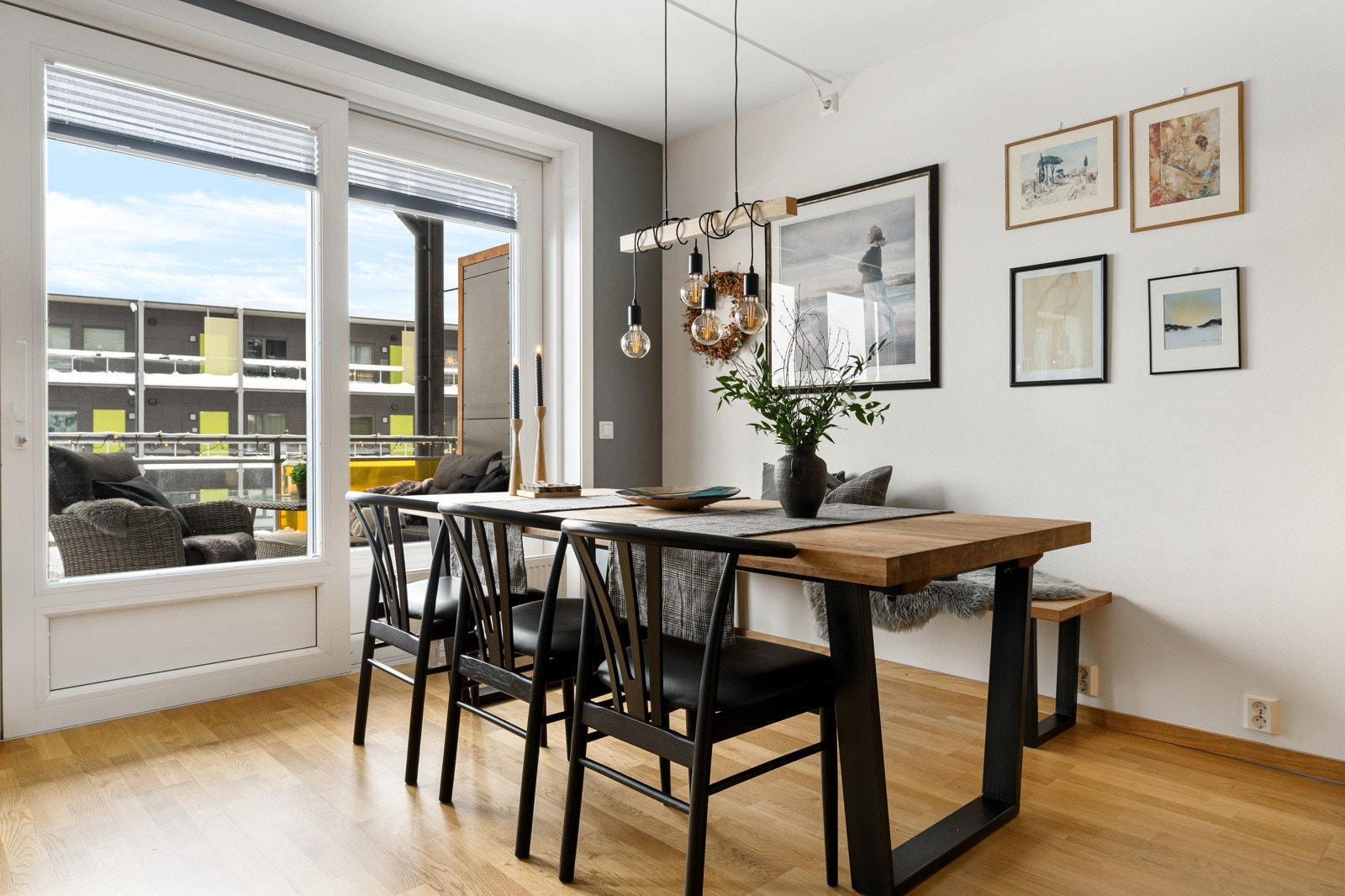 Stuen/kjøkkenet har god plass til spisebord, og har direkte utgang til den solrike balkongen. Galleribilde