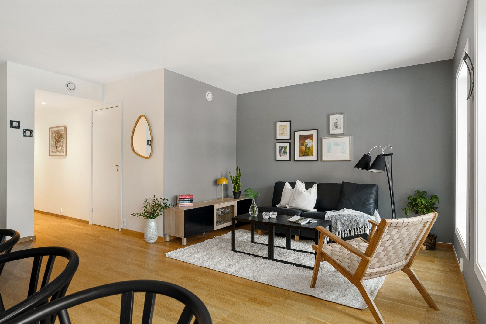 Stuen er malt i moderne fargetoner som gjør det enkelt å innrede med eget møblement. Galleribilde