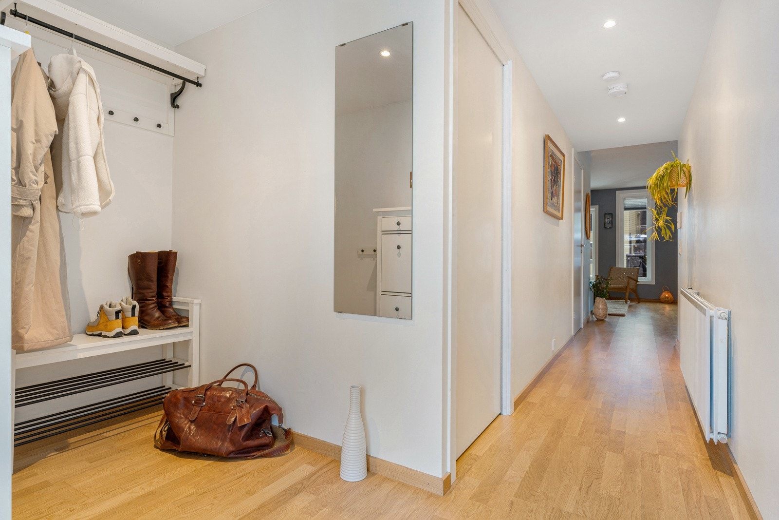 Leiligheten oppleves som lys og luftig og har velplasserte downlights i himling. Galleribilde