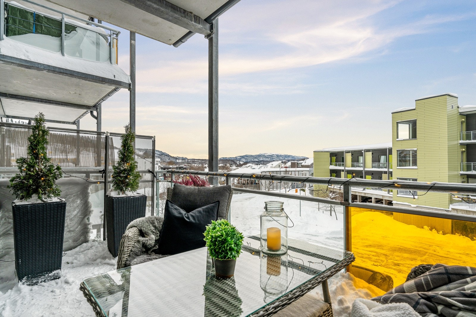 Leiligheten har en innbydende balkong med utsyn over området og sameiets flotte fellesområder med bla. lekeplass og sittegrupper. Galleribilde