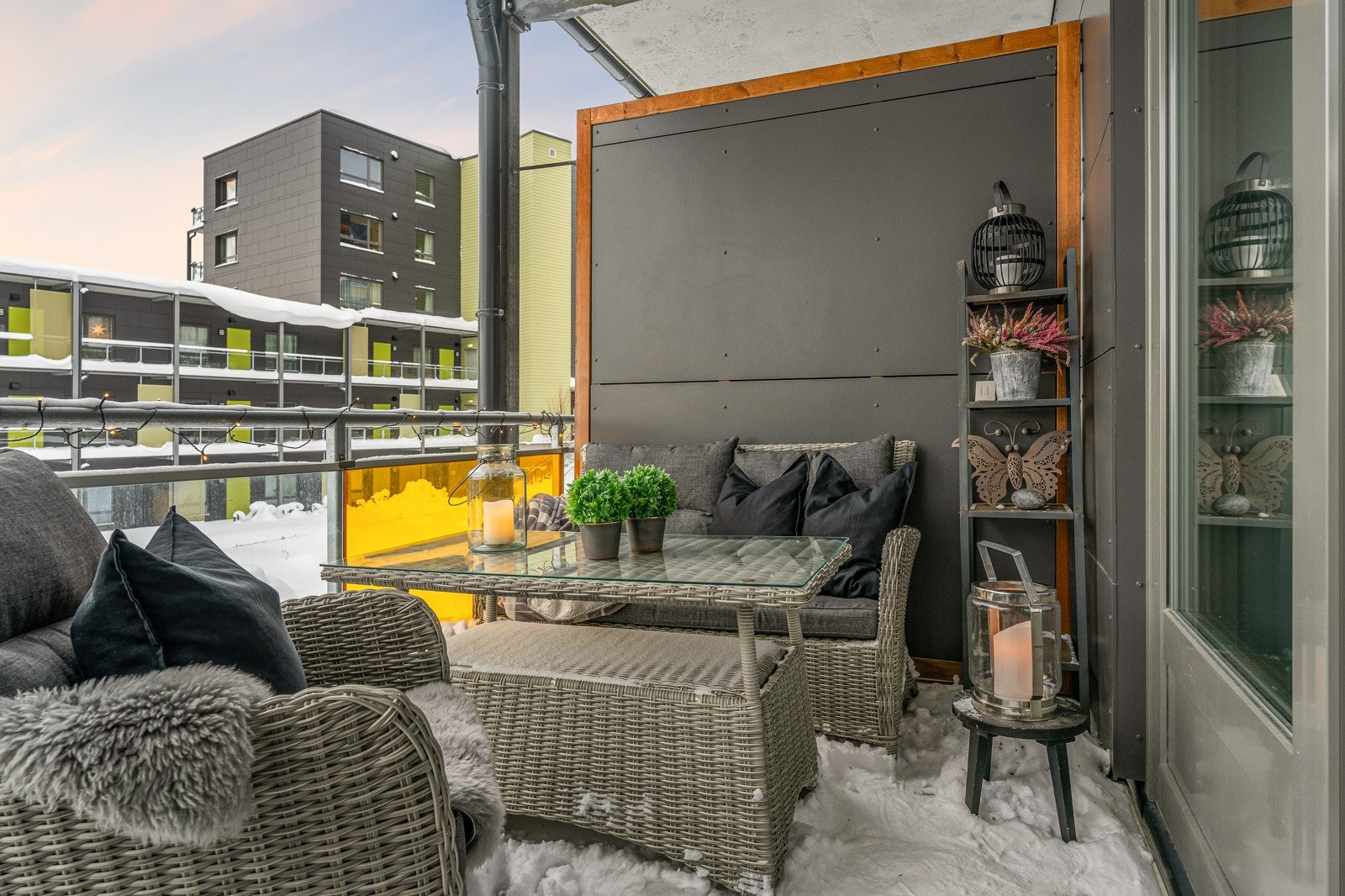 Balkongen måler 8 kvm og er takoverbygget som gjør den lun og anvendelig. Galleribilde