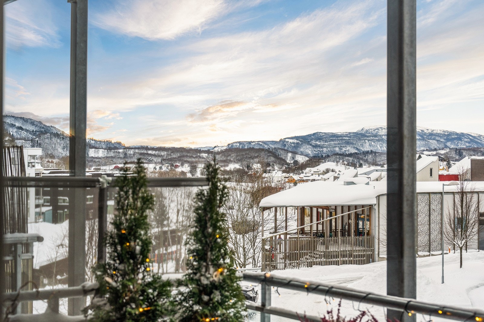 Fra balkongen har man nydelig utsikt mot Vassfjellet. Galleribilde