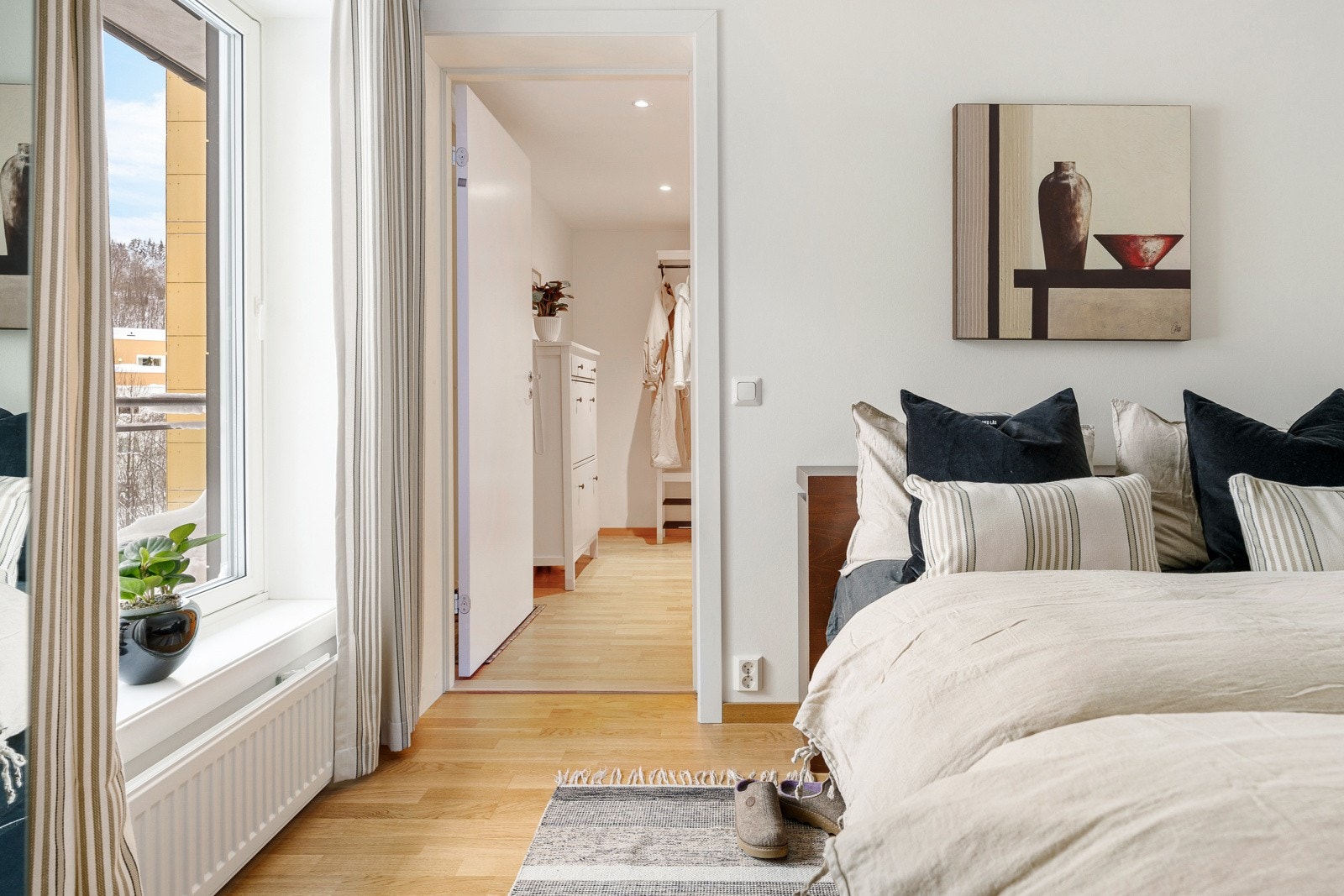 Soverommet har store vindusflater som gjør at rommet oppleves både luftig og behagelig. Galleribilde