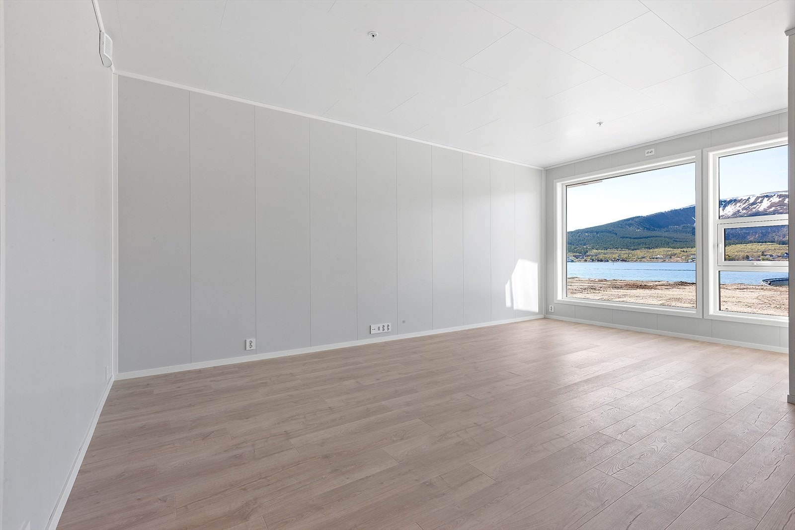 Med ekstra stor takhøyde får god romfølelse og gulvplass. Det er plass til innredning langs vegg og god fleksibilitet. Galleribilde