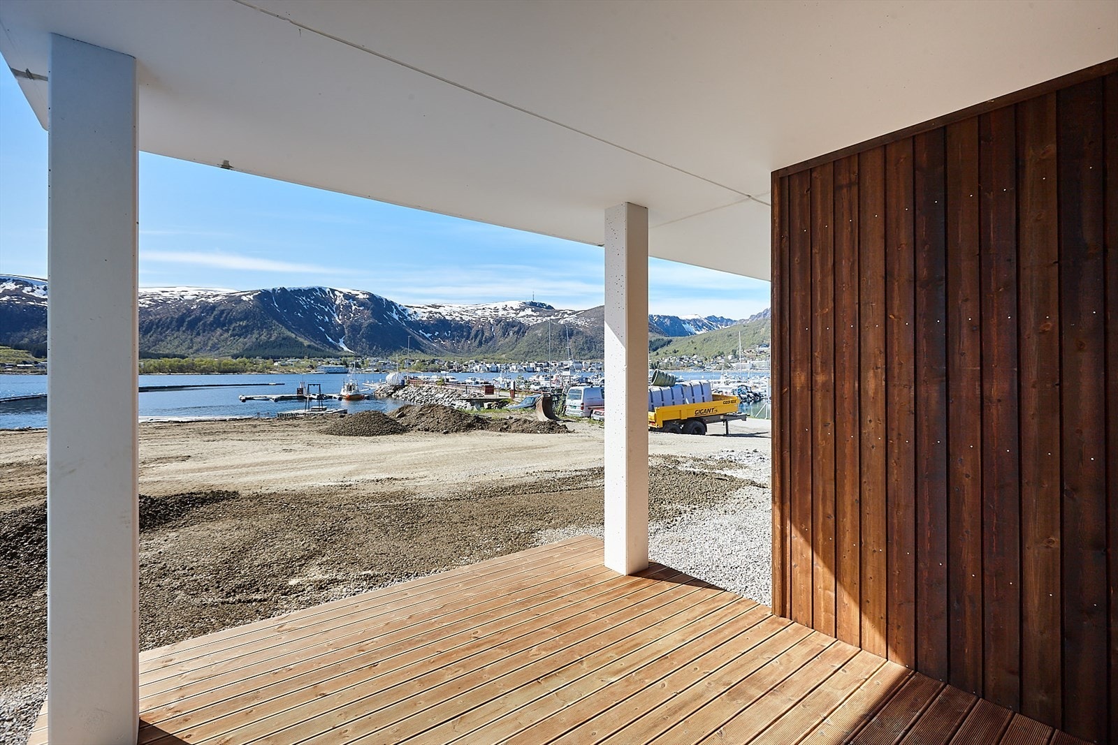 Leiligheten har en stor balkong som er sør og vestvendt med direkte adkomst til nysådd gressplen. Den er takoverbygd og har meget pen utsikt. Galleribilde