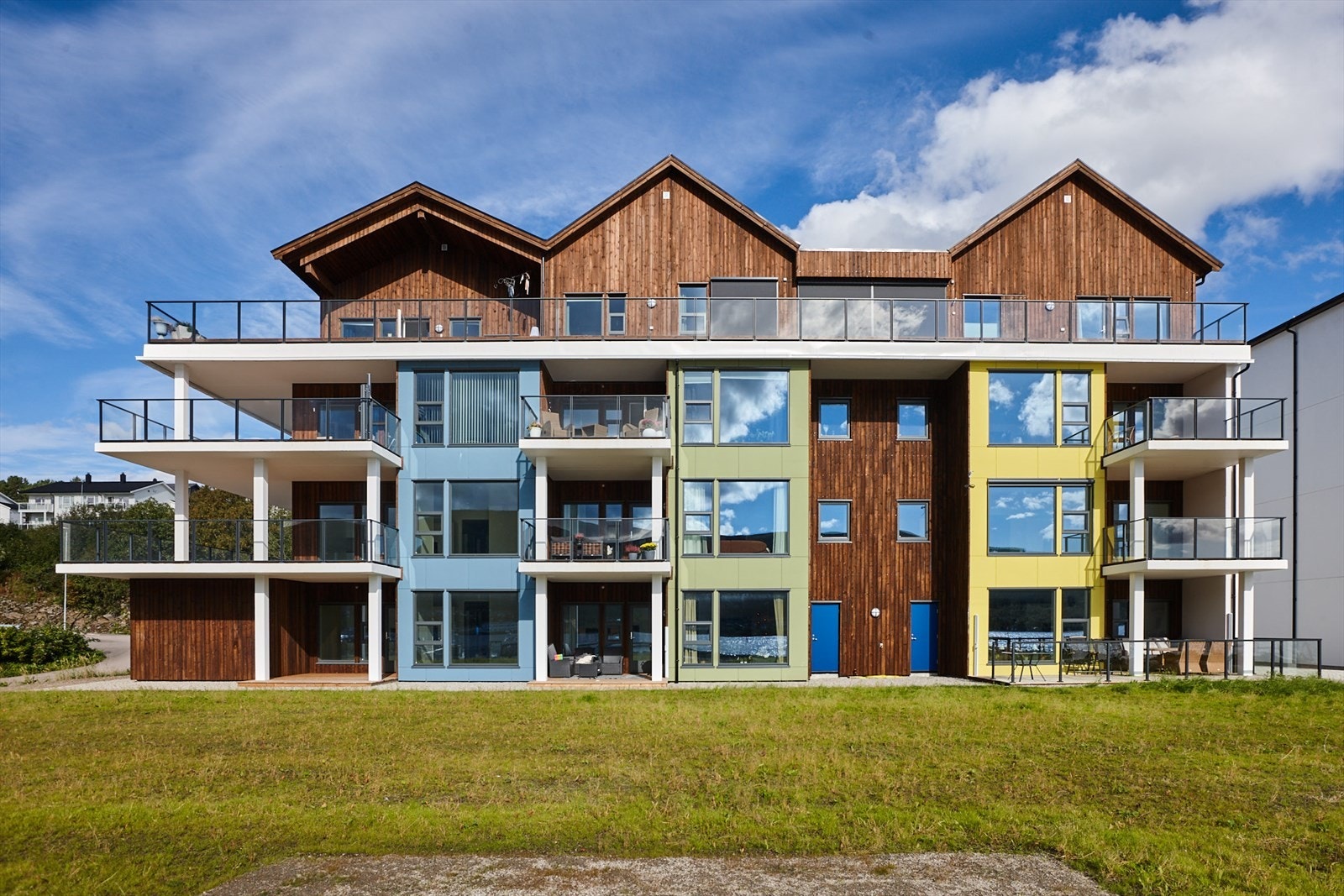 Det er pene utearealer og et svært hyggelig nabolag på Børøya Brygge. Galleribilde