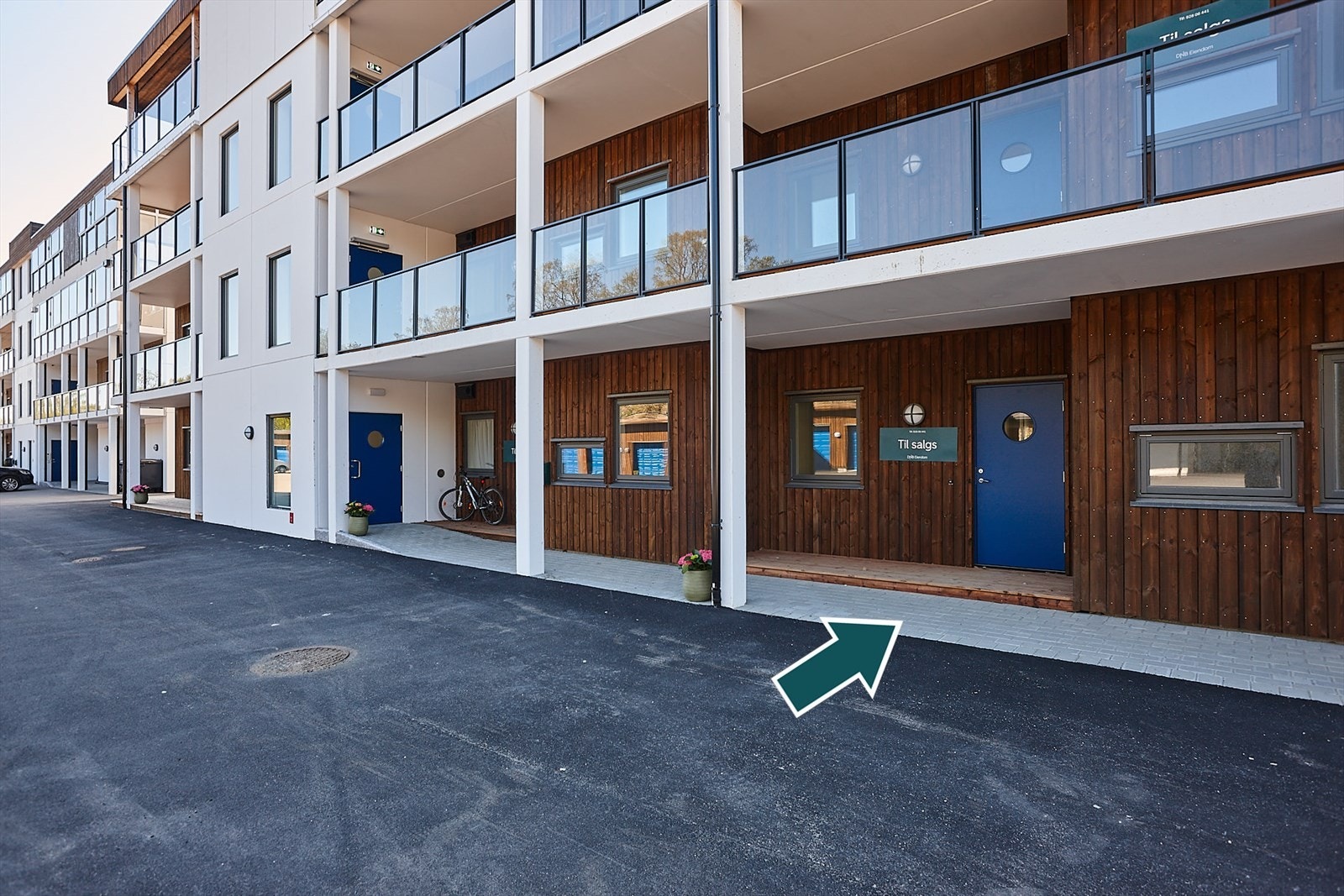 Leiligheten i 1C har egen privat inngang med takoverbygd inngangsparti. Her får du "rekkehusfølelsen" selv om du bor i blokk. Galleribilde