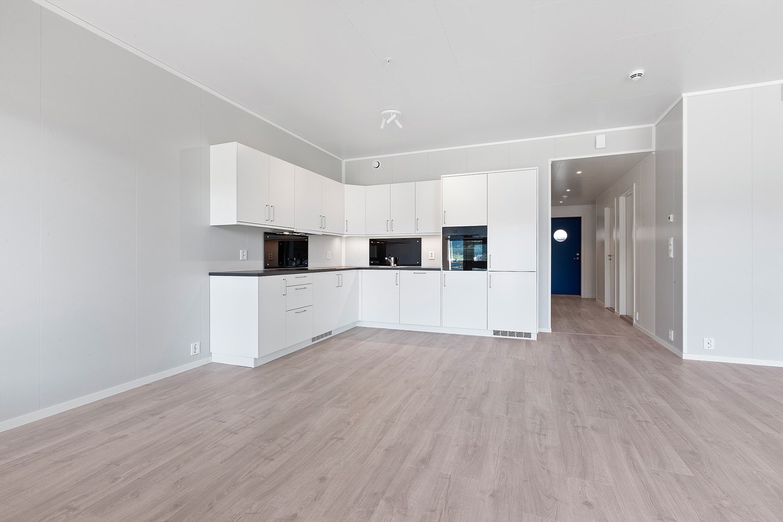 Med spisebord og fin plass til møblering kan man skape gode opplevelser med venner og familie. Galleribilde