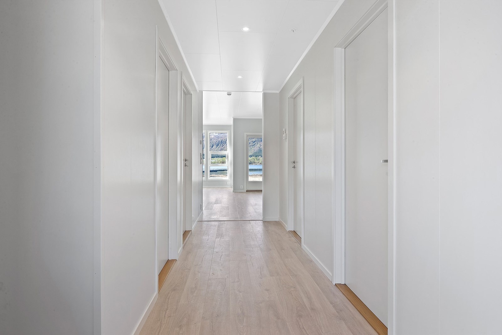 Den brede gangen gir en god velkomst når du kommer inn. Her kan du anlegge garderobeordning og annen møblering i gangen. Galleribilde