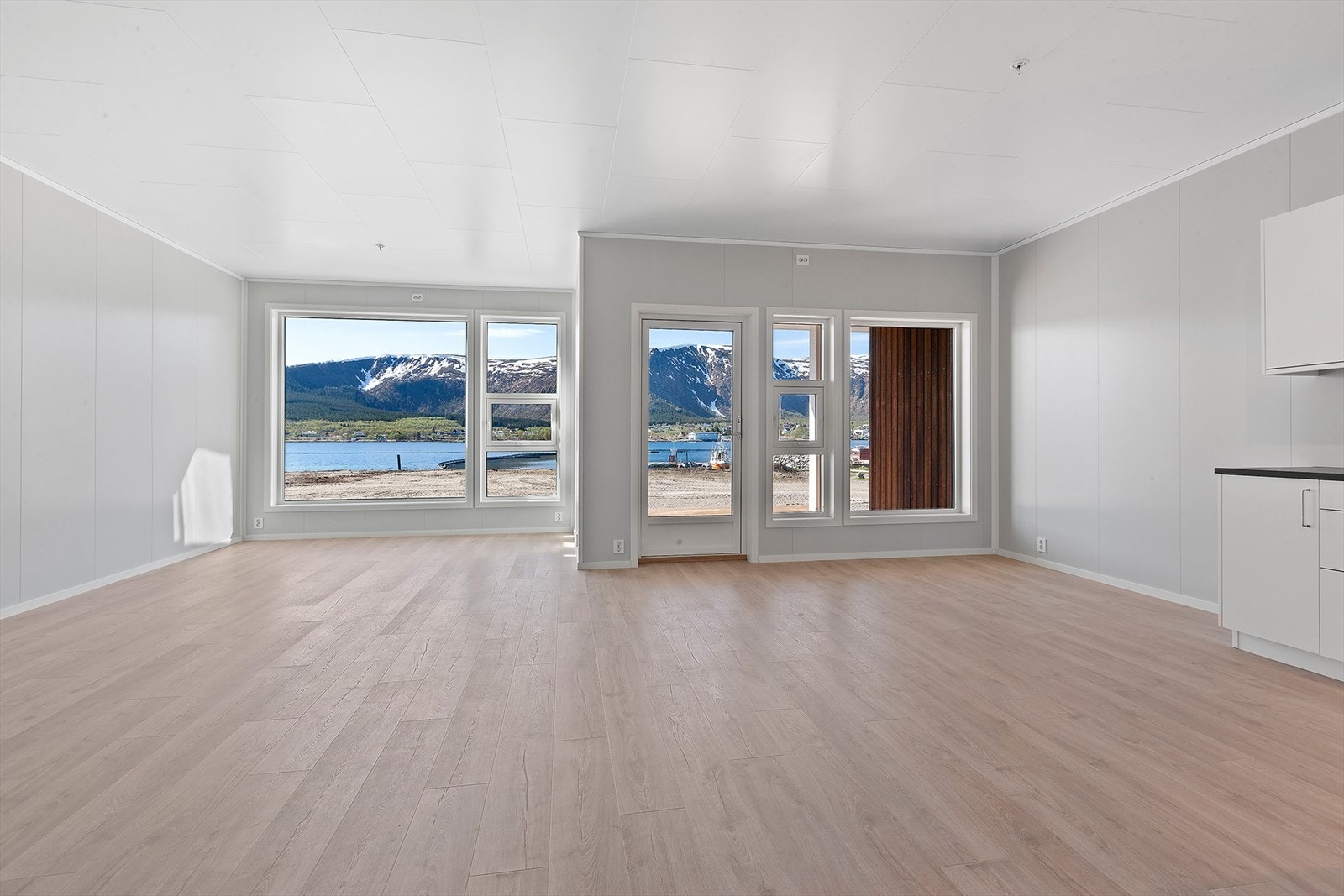 Stuen er lys og romslig med mange møbleringsmuligheter! Galleribilde