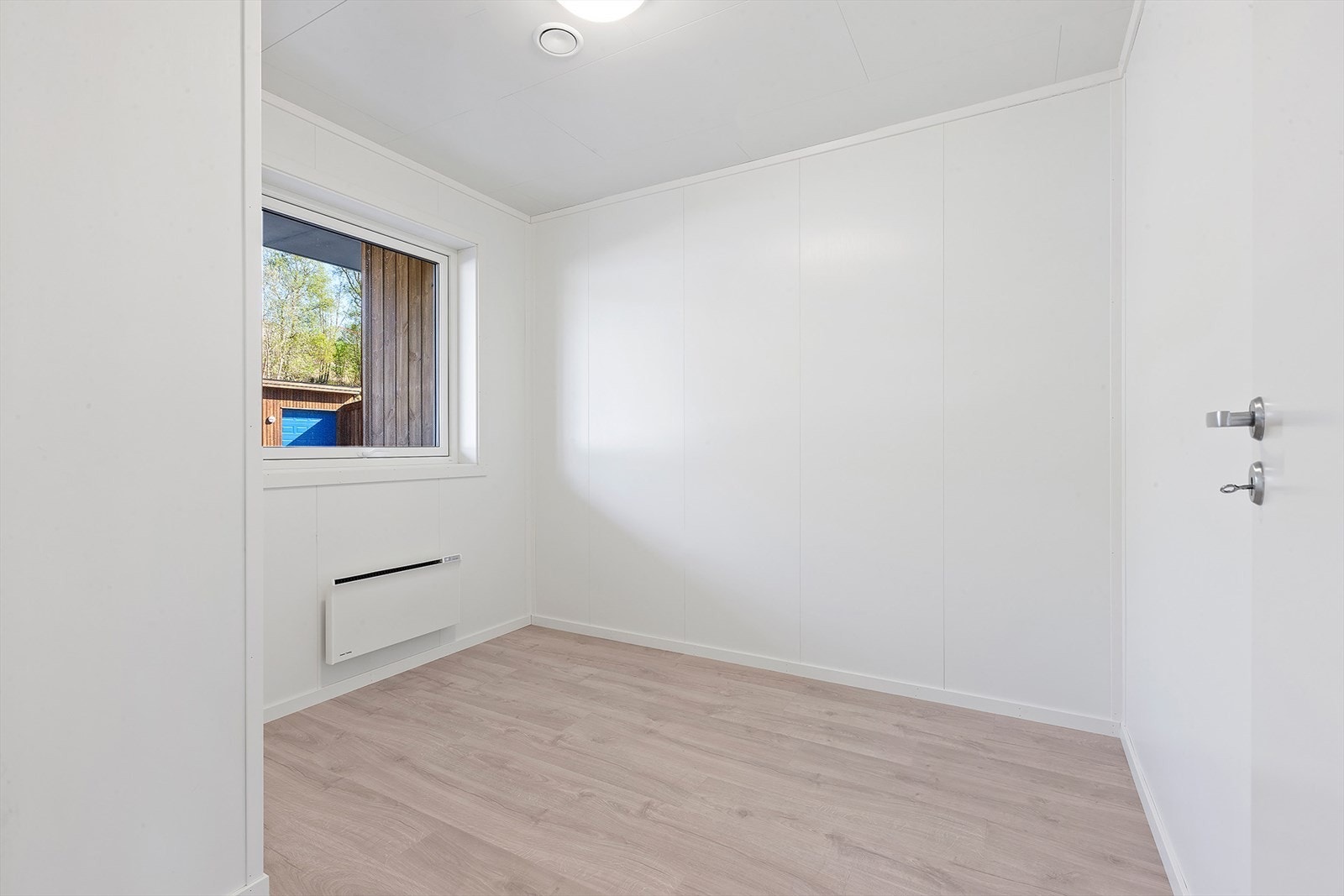 Soverom nr 2 har plass til seng, nattbord, garderobe og kanskje et skrivebord. Galleribilde