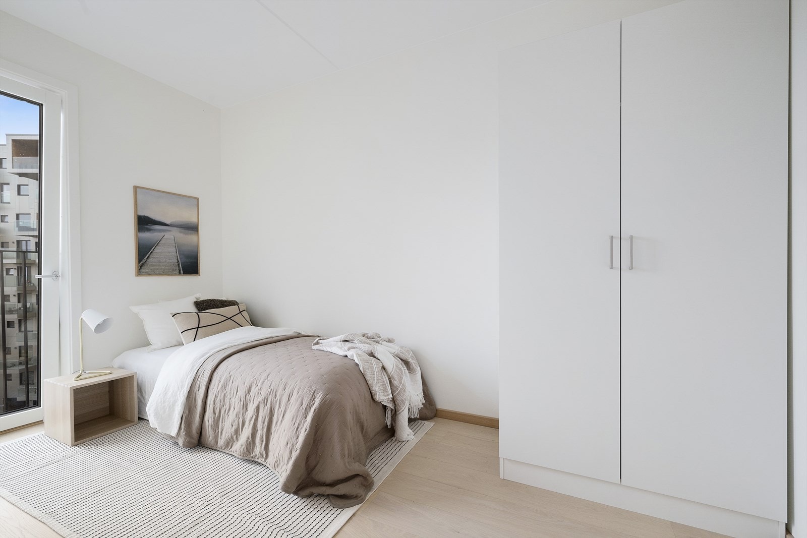 Soverom II med garderobeskap og fransk balkong Galleribilde