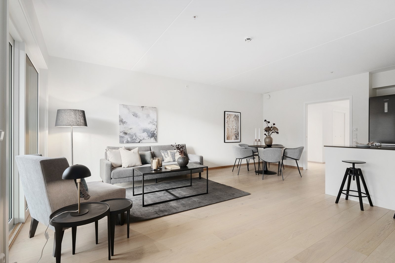 Lys og romslig stue. Vannbåren gulvvarme i leiligheten Galleribilde