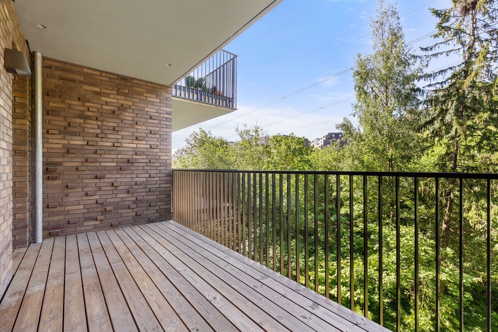 Her er det fredfull utsikt med grønne omgivelser. Balkongen ligger vestvendt Galleribilde