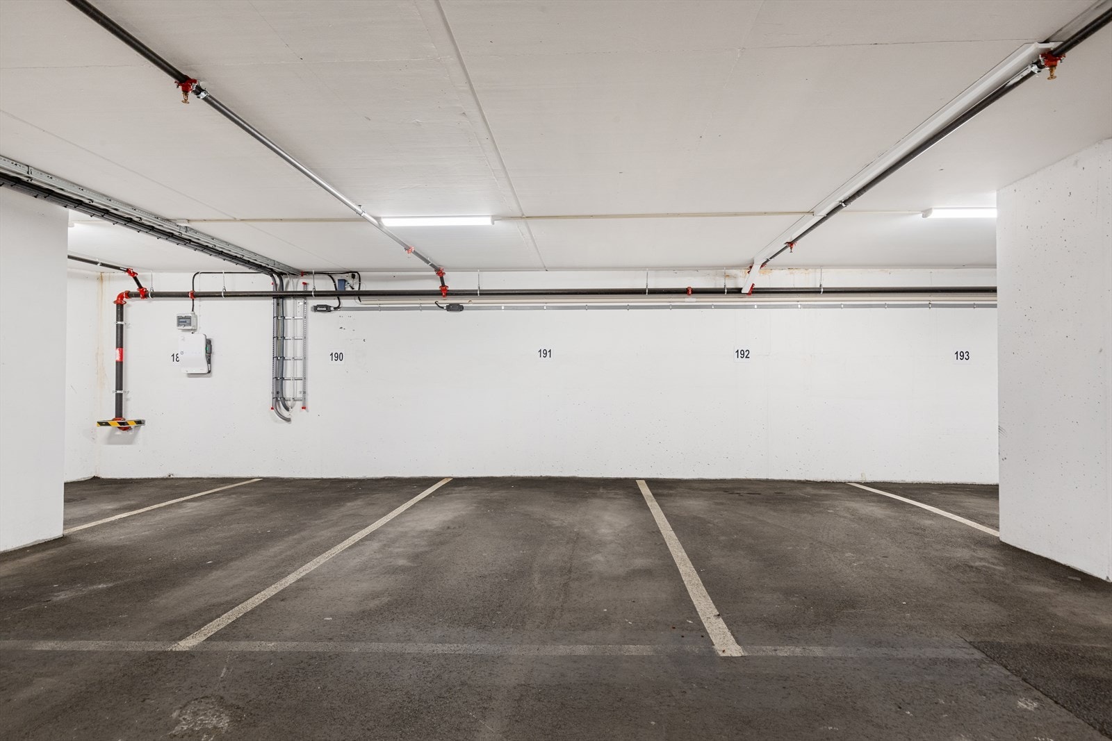 Medfølger 2 garasjeplasser, her er en av de! Galleribilde