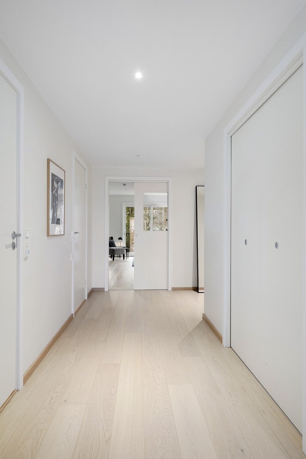 Godt med belysning i hall/éntre med regulerbare ledlys i himling Galleribilde