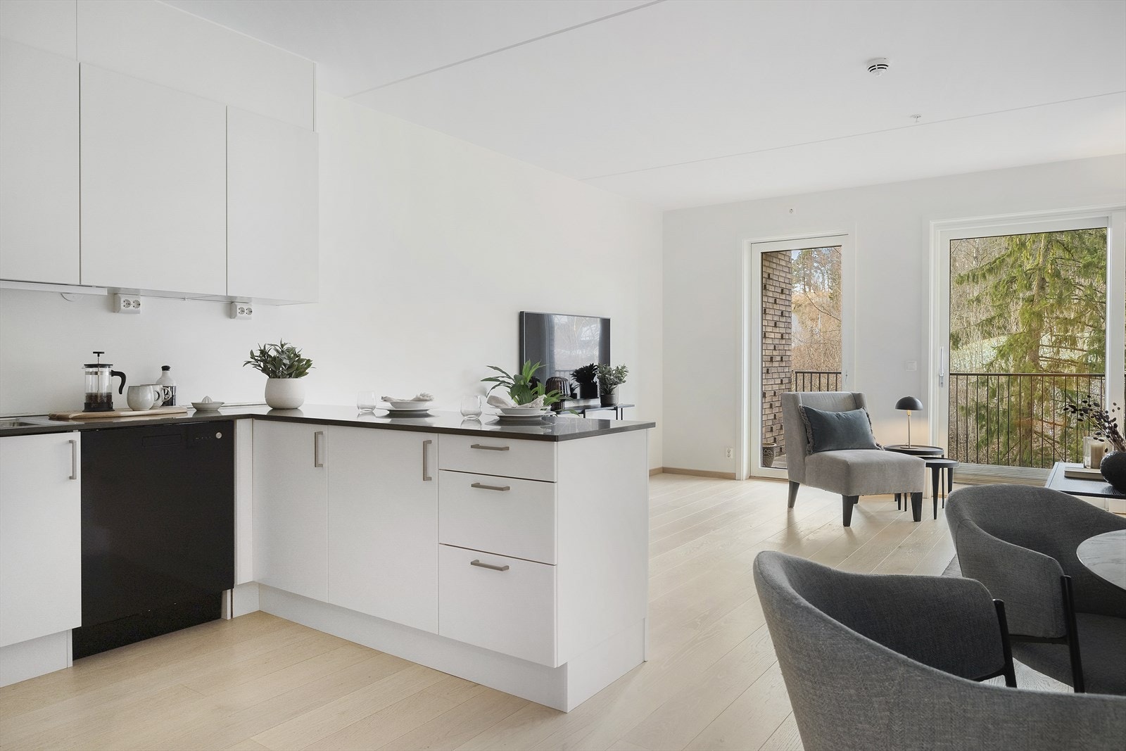 Hvitevarer på kjøkken medfølger samt kjøleskap/frys i sort collection Galleribilde