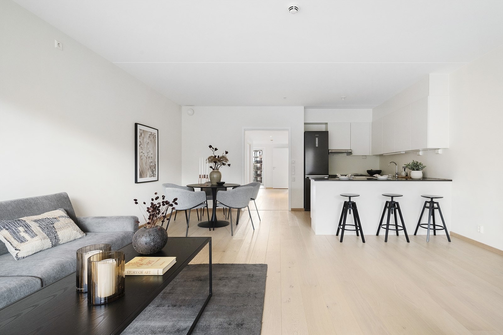 Generøs takhøyde i stue og kjøkken målt til 2.62 Galleribilde