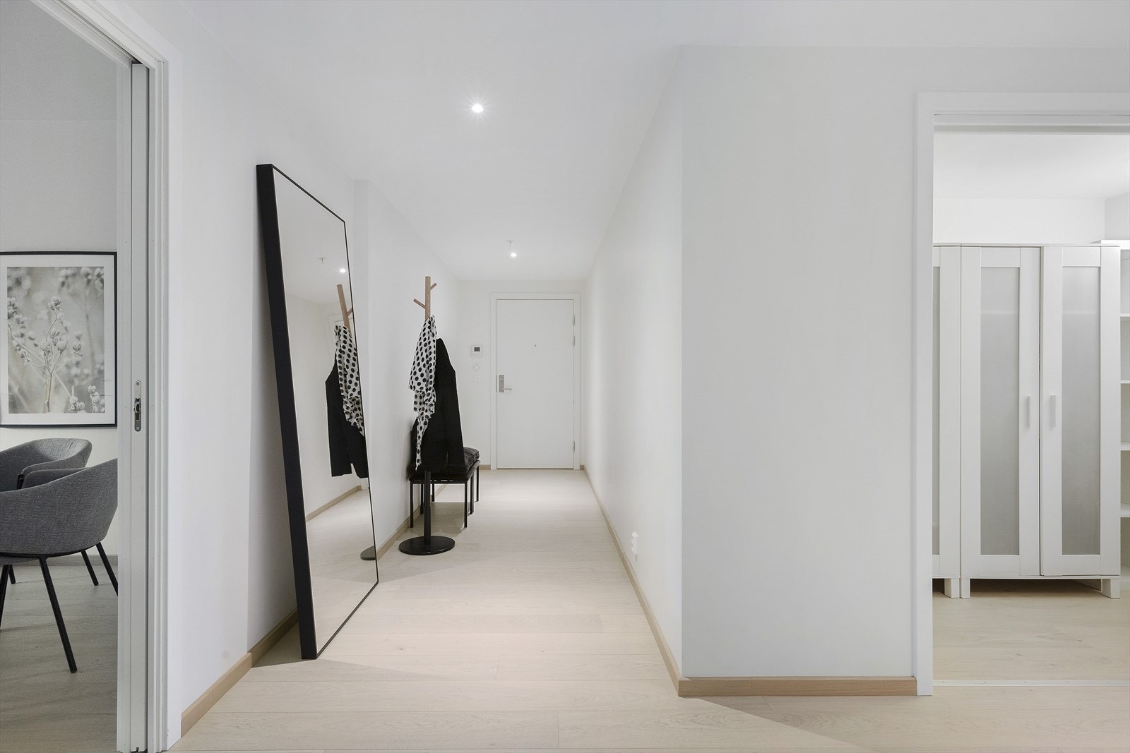 Stor entré/gang som forener boligens mange oppholdsrom Galleribilde