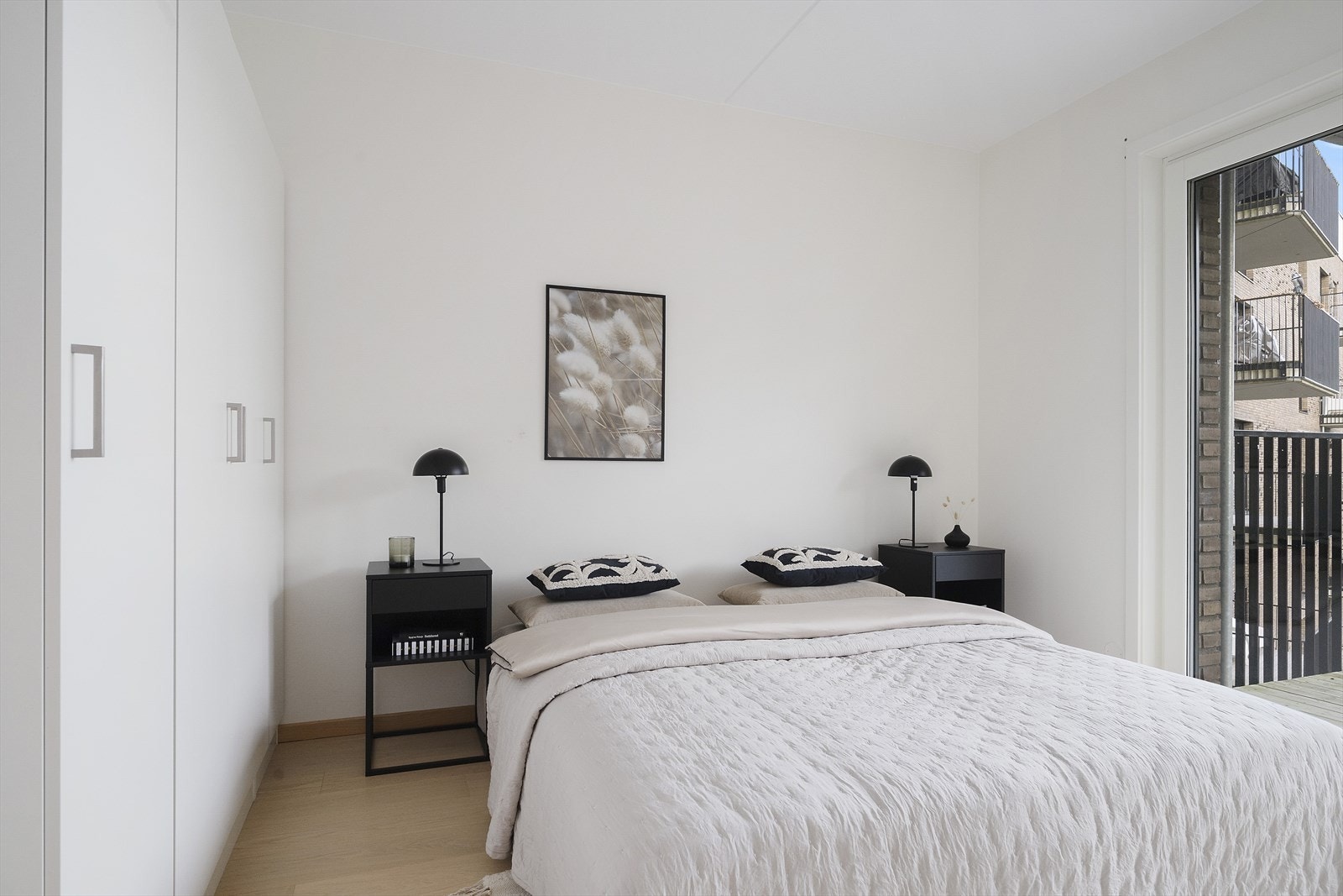 Hovedsoverommet har garderobeskap og utgang til balkong Galleribilde