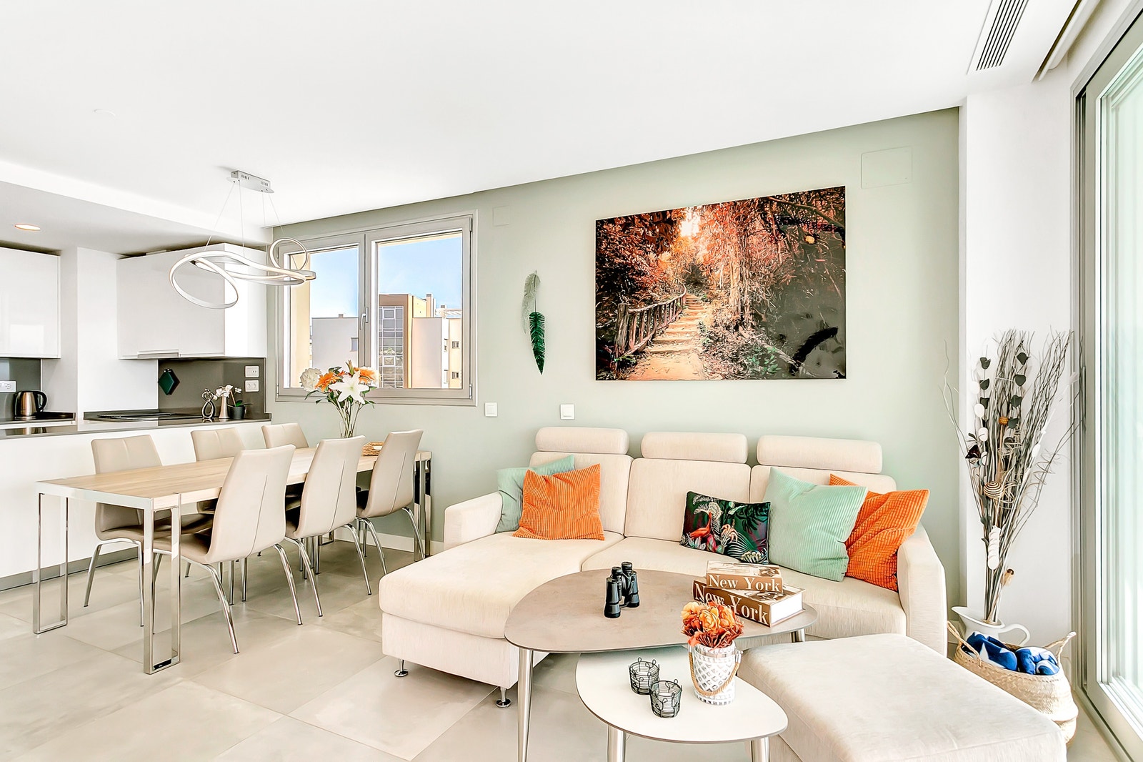 Stue med spiseplass. Det er elektriske blinds på kjøkkenvinduet. Galleribilde