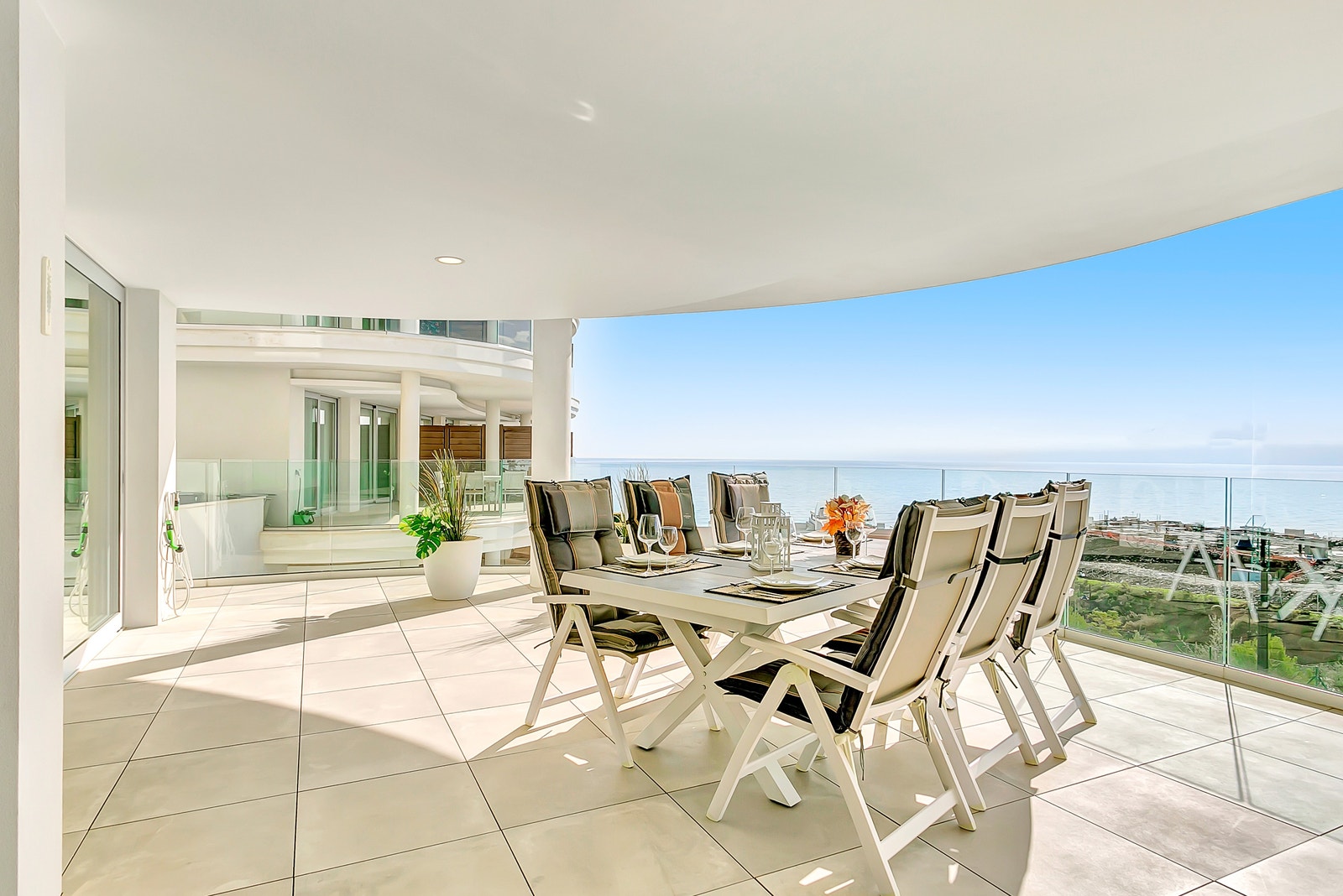 Terrasse på 47 m2 med fin havutsikt Galleribilde