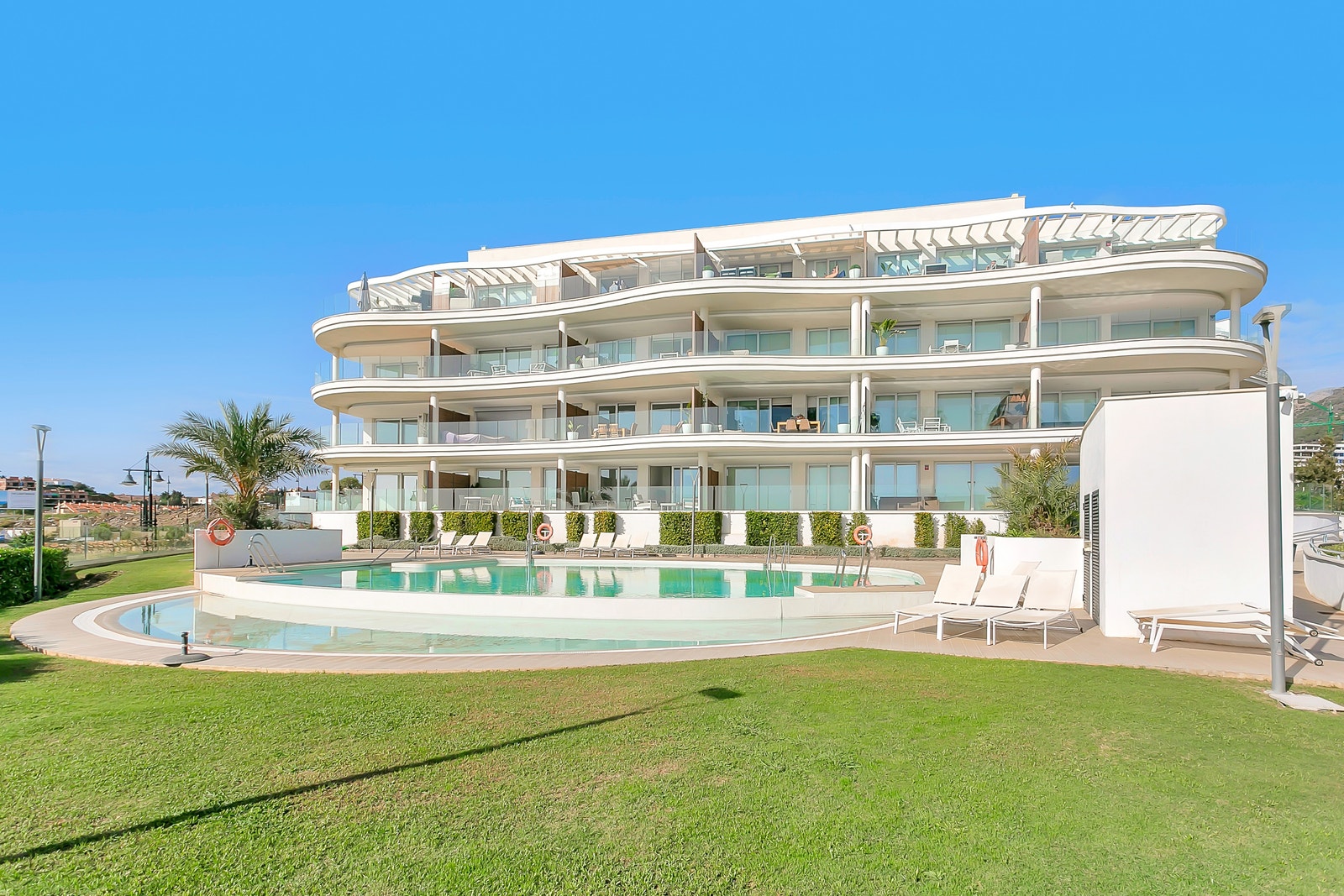 Dette bassenget skal bli oppvarmet i framtiden ved hjelp av solcellepanel. Galleribilde