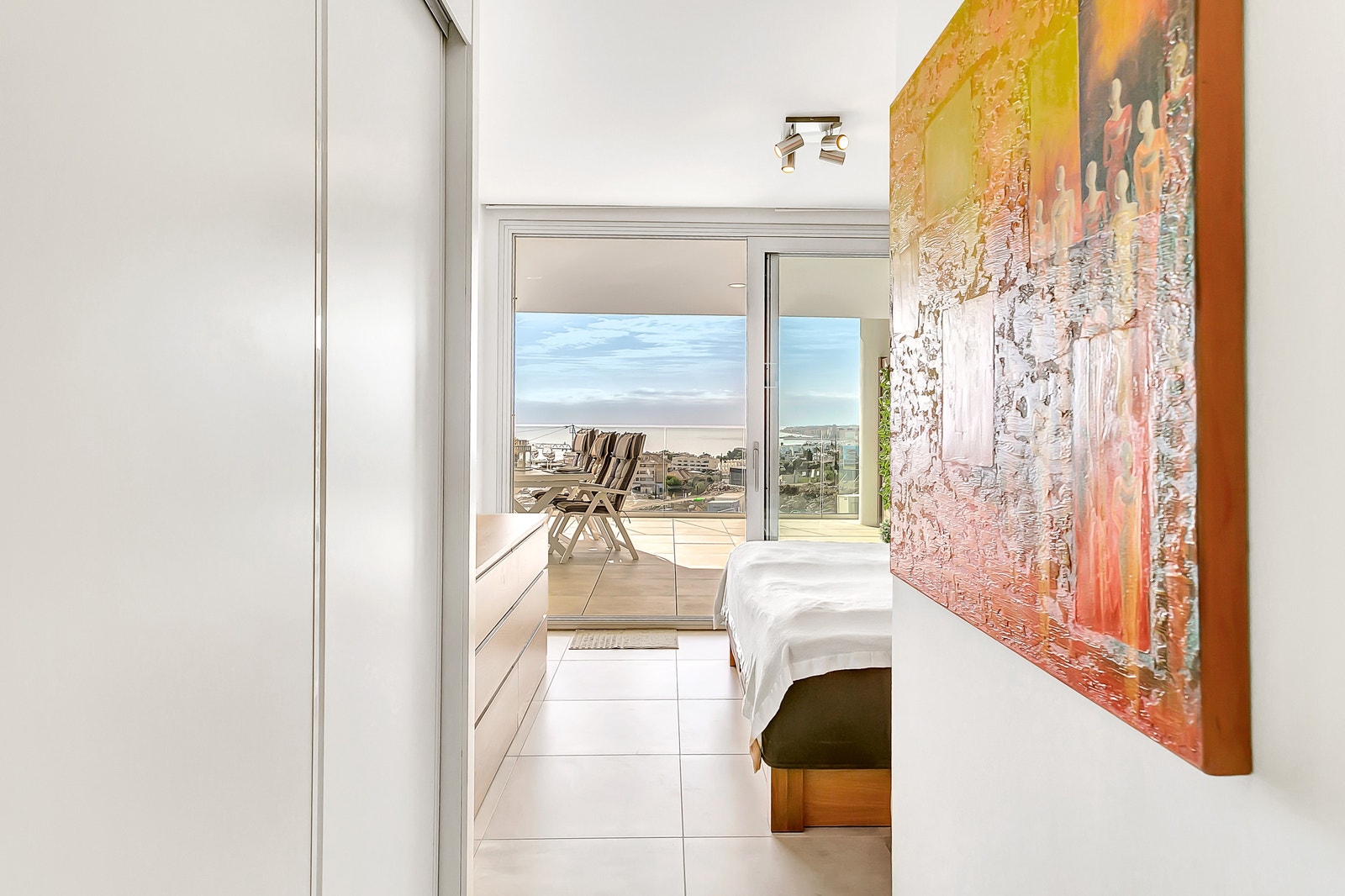 Inngangen til hovedsoverom med garderobeskap på venstre side. Galleribilde