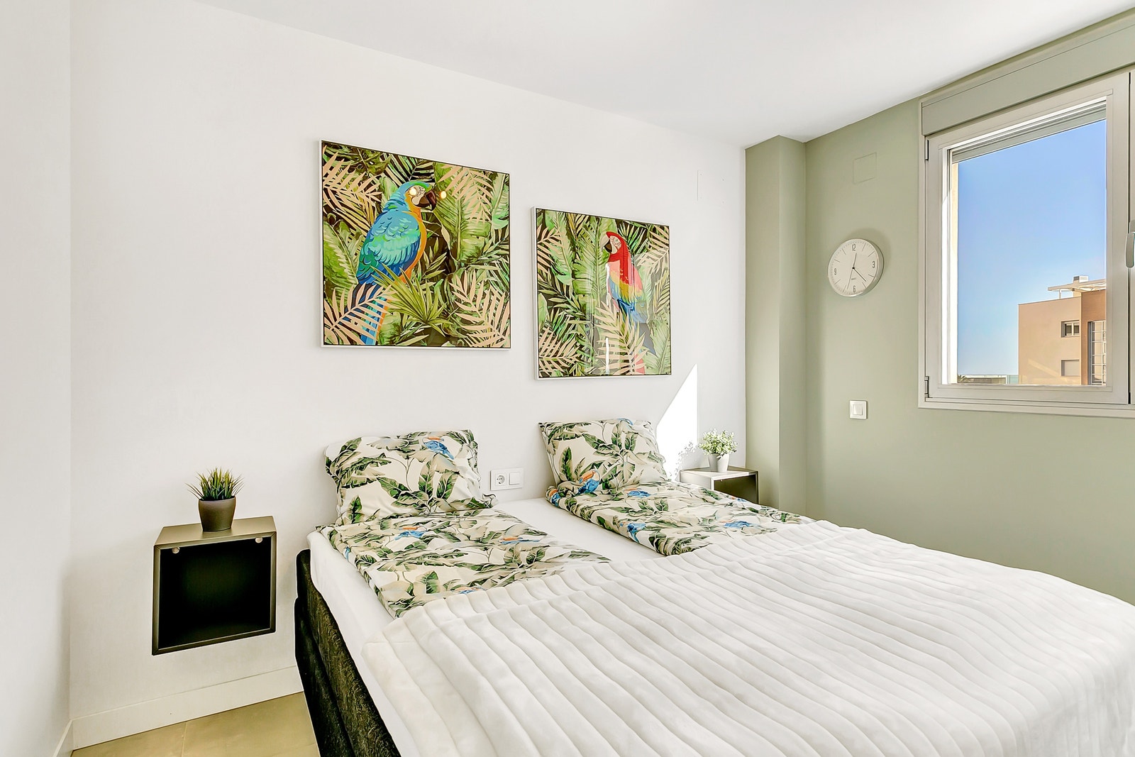 Soverom med garderobeskap og elektriske blinds for total mørke. Galleribilde