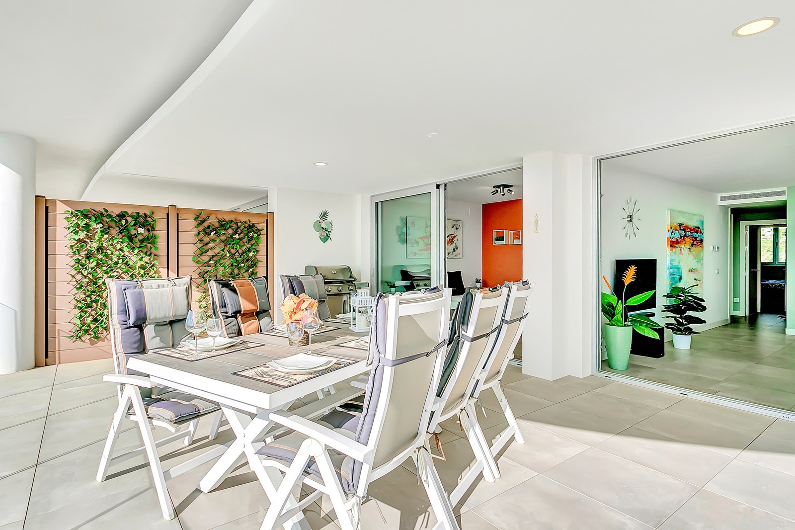 Spisebord med plass til 6 personer. Galleribilde