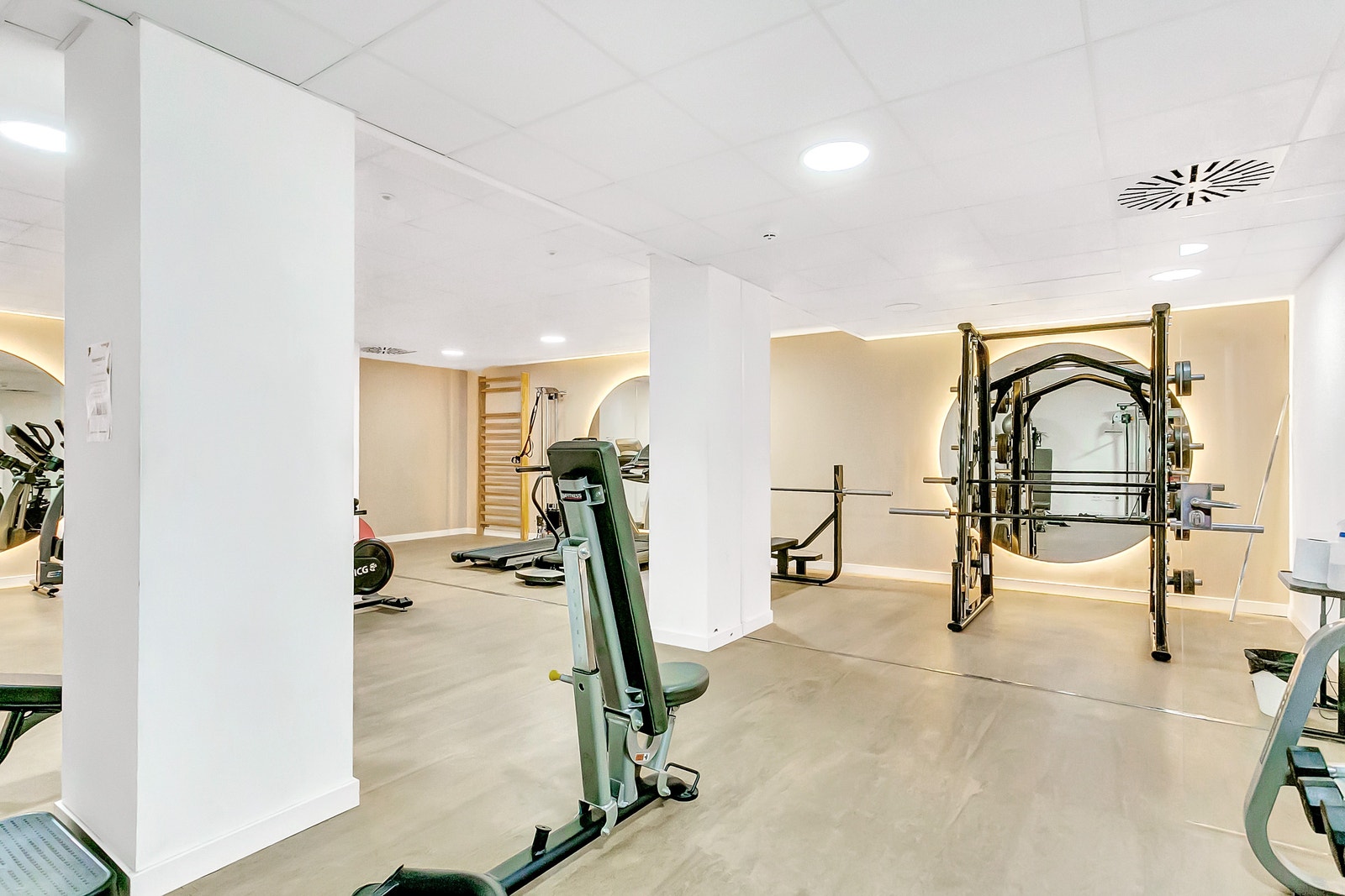 Utstyrt treningsrom inkludert i felleskostnader. Galleribilde