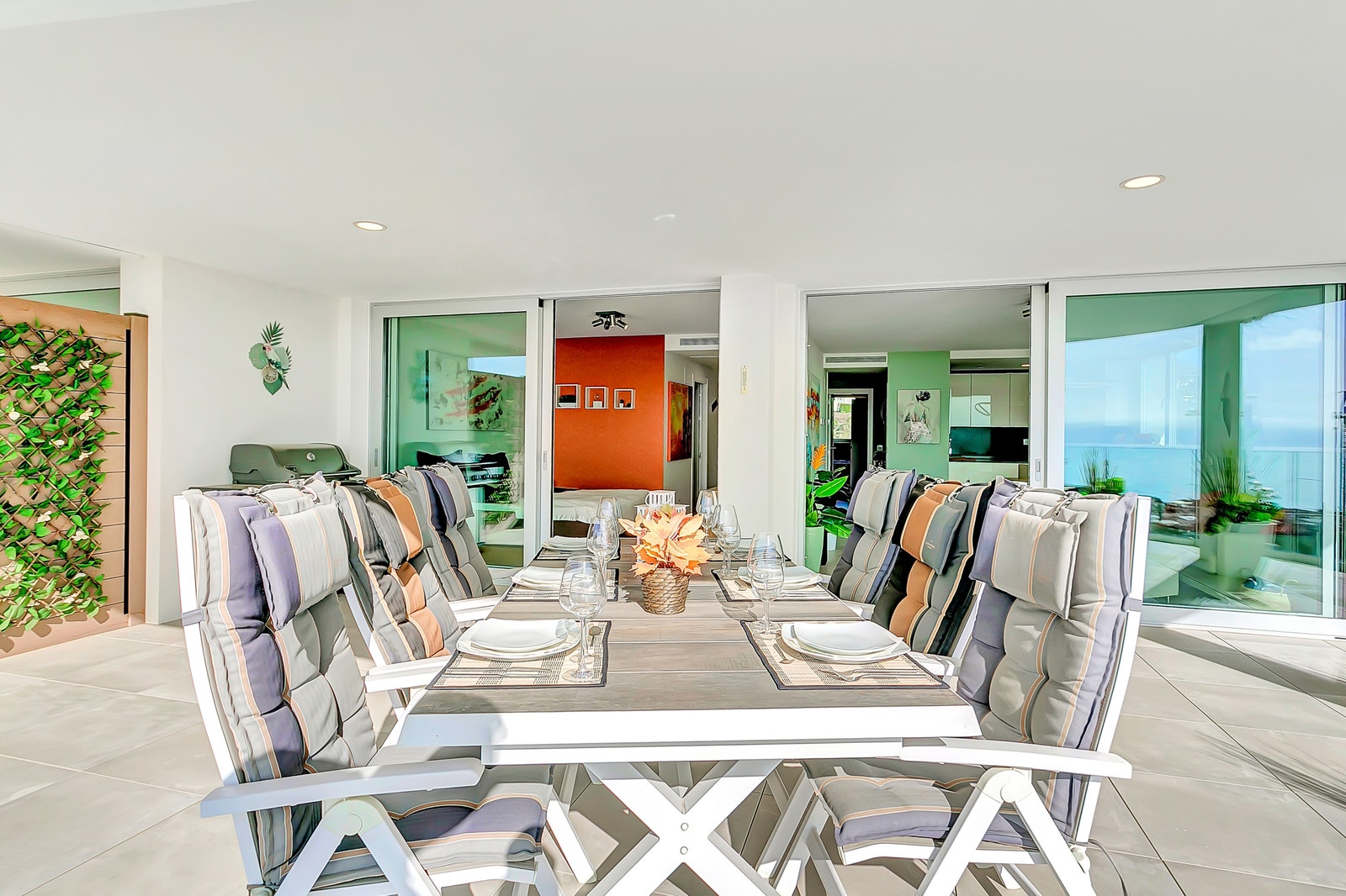 Spisebord med plass til 6 personer. Galleribilde