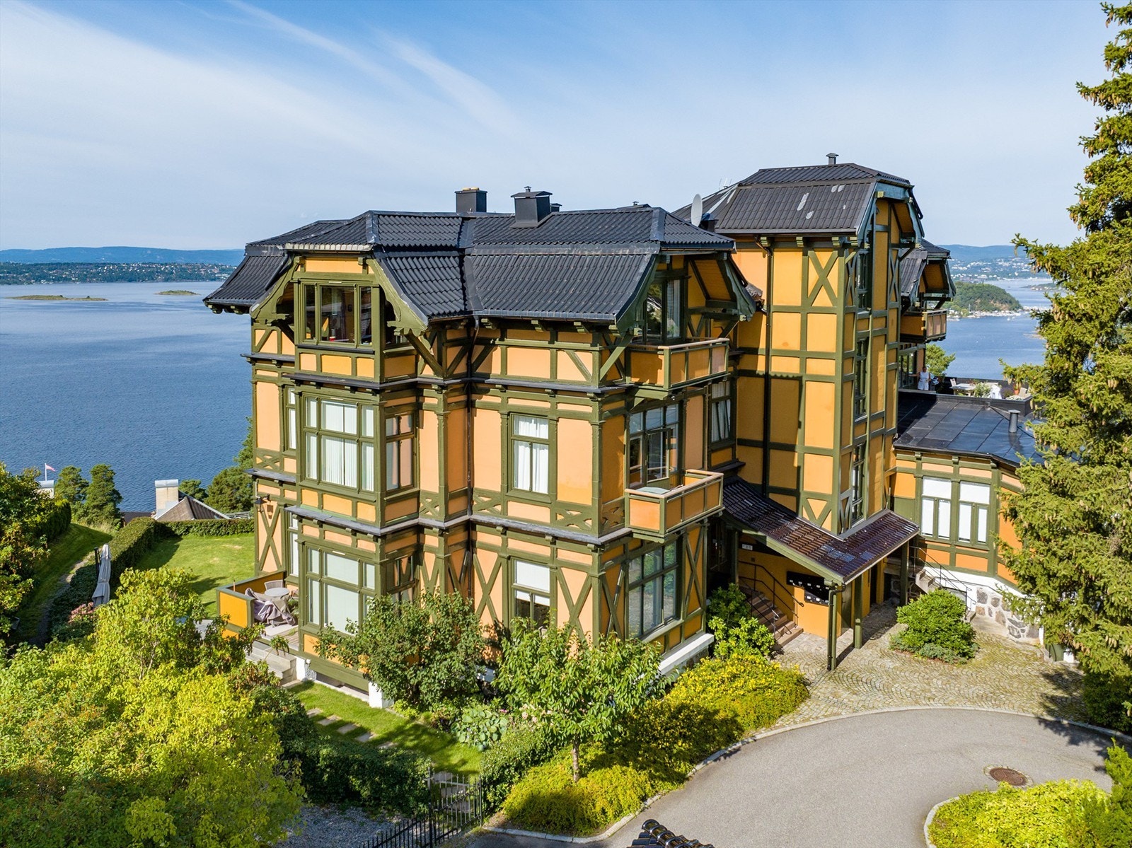 Eiendommen har fått jevnlig vedlikehold. De senere årene har alle fasader, med treverk vært malt opp 2 ganger siden ombyggingen. Galleribilde