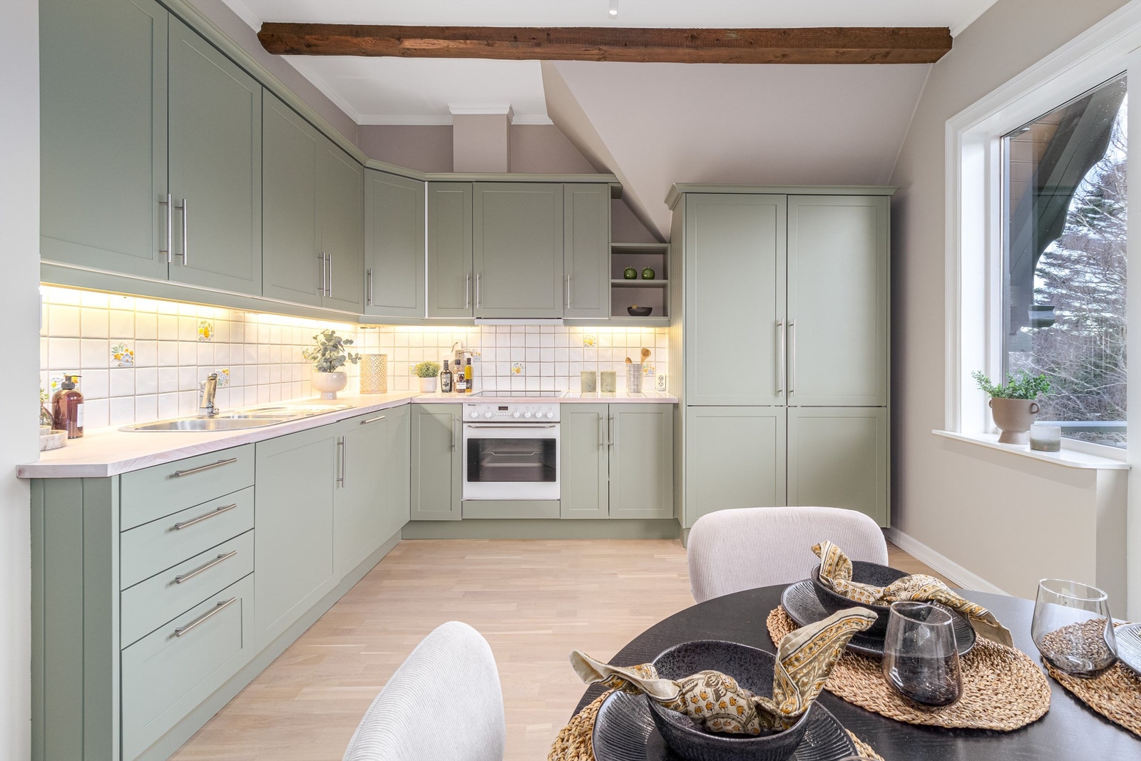 Klassisk innredning med fronter med profil. Frontene ble lakkert profesjonelt i desember 2024. Galleribilde