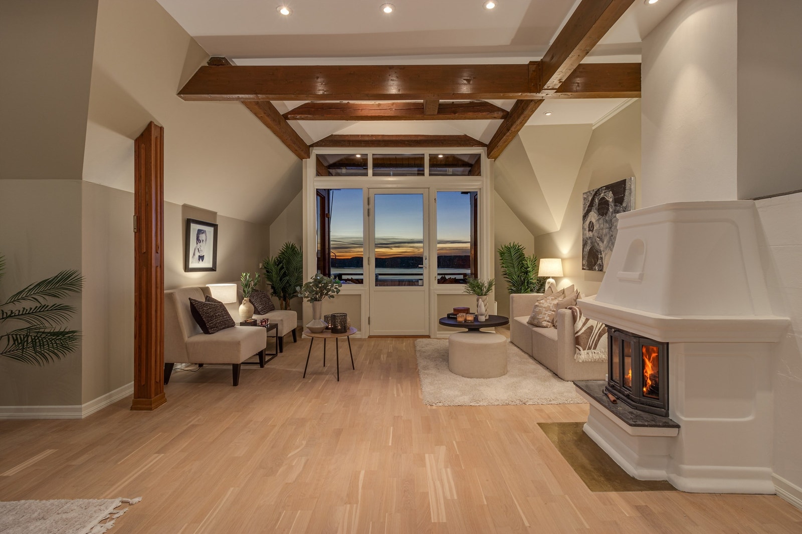 Lounge område med utgang til balkong med panoramautsikt og optimale solforhold. Galleribilde
