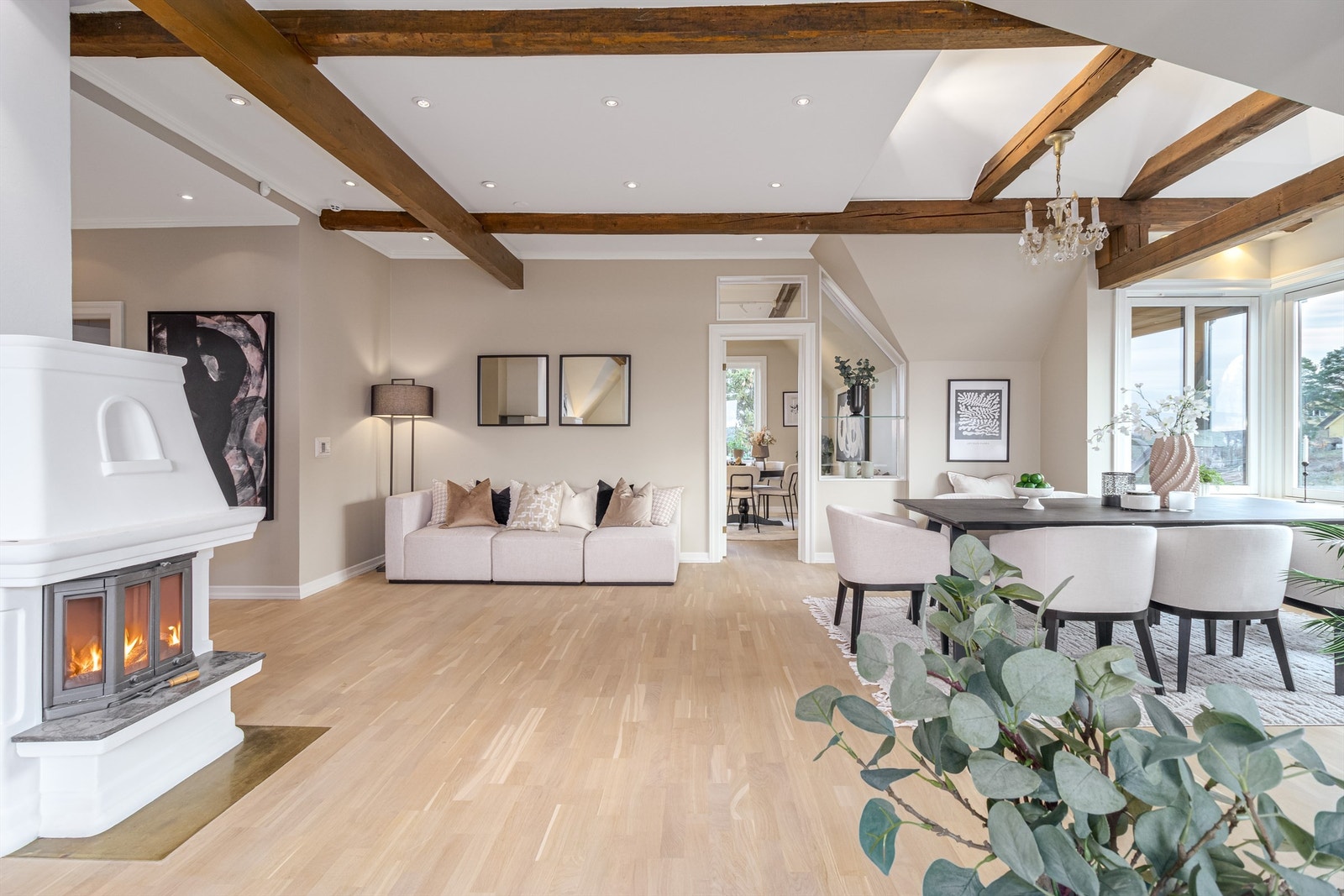 Loungeområde mot spisestue, stue og kjøkken. Galleribilde