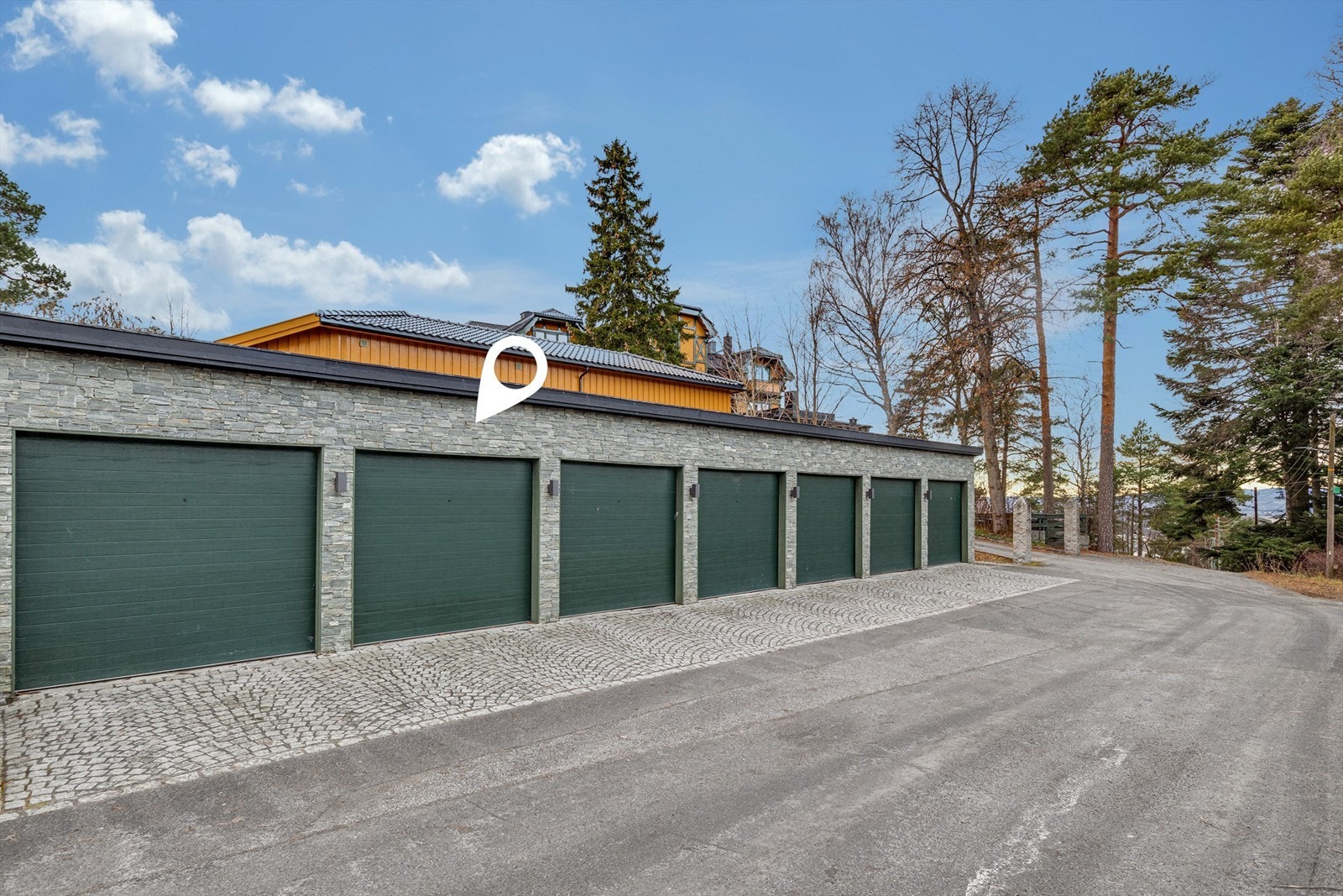 Det medfølger 1 garasjeplass i nedre fellesgarasje m/lademulighet for el-bil. Galleribilde