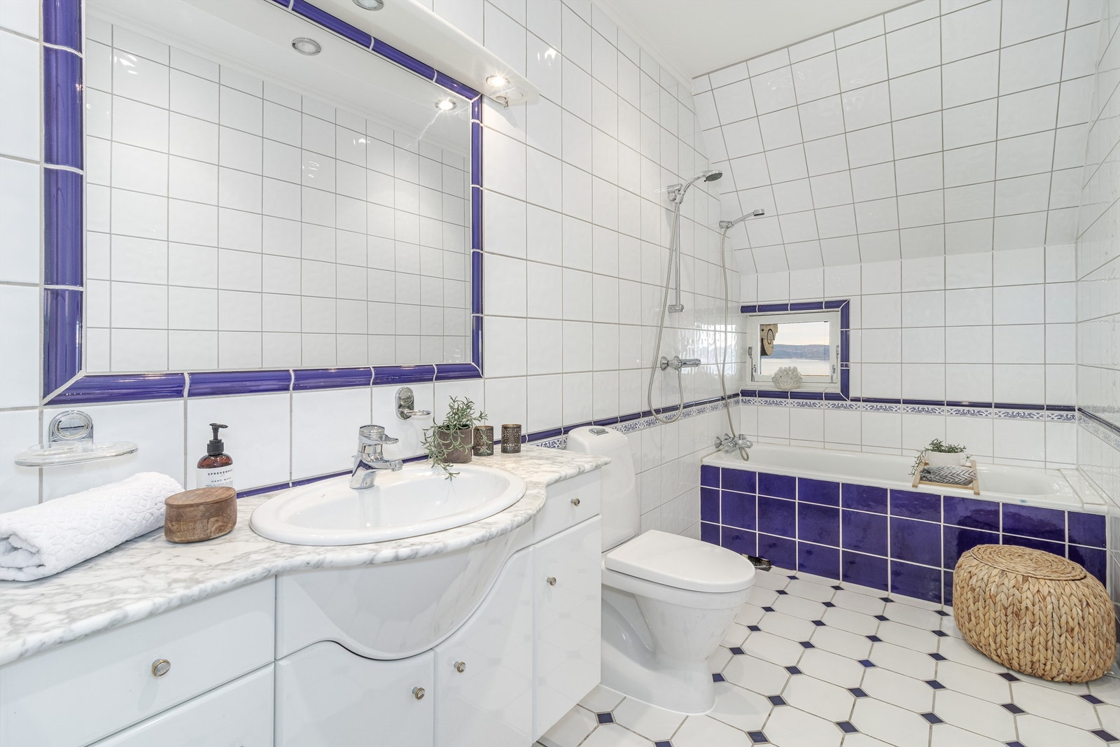Bred innredning med benkeplate i marmor. Galleribilde
