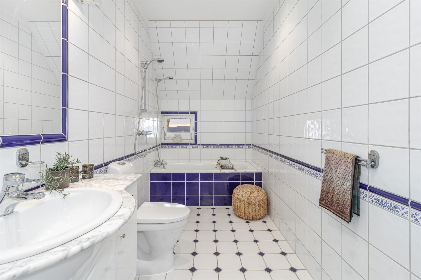 Leiligheten har to bad. Badet som ligger vegg i vegg med hovedsoverommet har badekar. Galleribilde