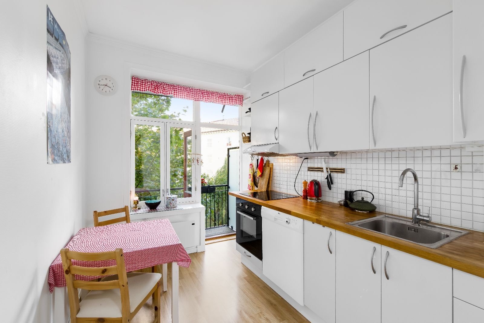 kjøkken med god skap og benkeplass Galleribilde