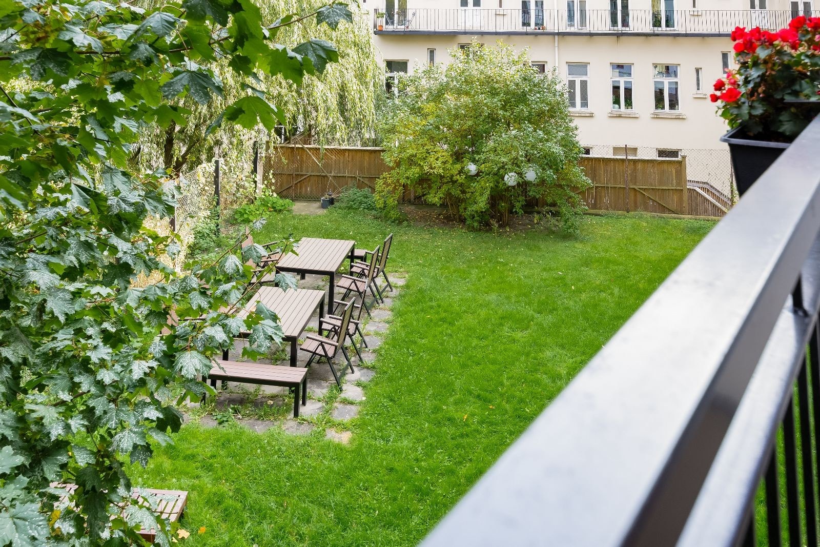 Flott bakhage med bord og stoler Galleribilde